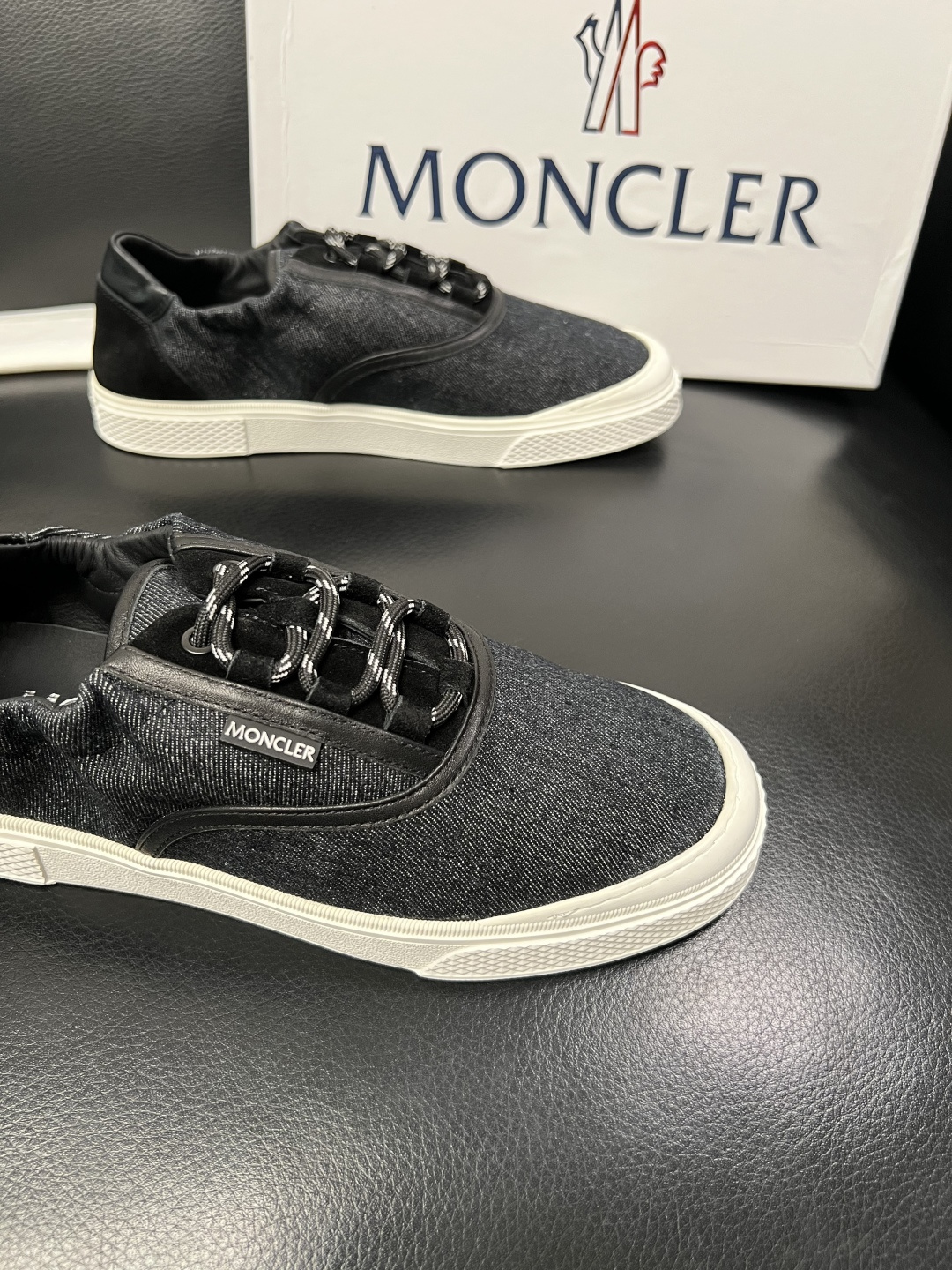 MONCLER  高品质  顶级工艺品   蒙口 新品专柜新款，原厂配置意大利进口牛皮搭配面料，高品质复