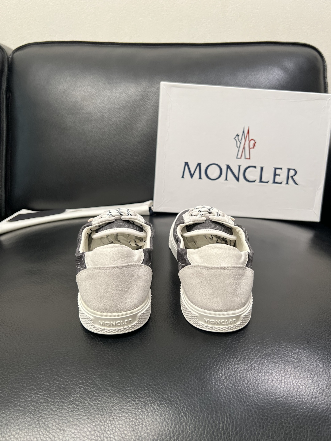 MONCLER  高品质  顶级工艺品   蒙口 新品专柜新款，原厂配置意大利进口牛皮搭配面料，高品质复