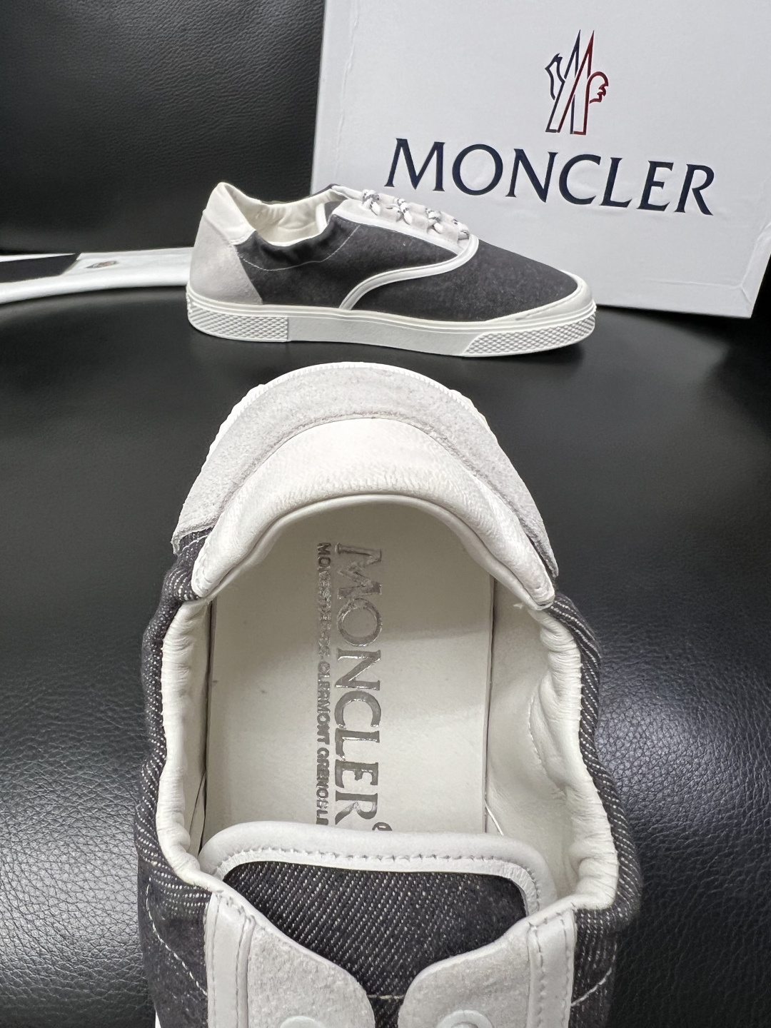 MONCLER  高品质  顶级工艺品   蒙口 新品专柜新款，原厂配置意大利进口牛皮搭配面料，高品质复