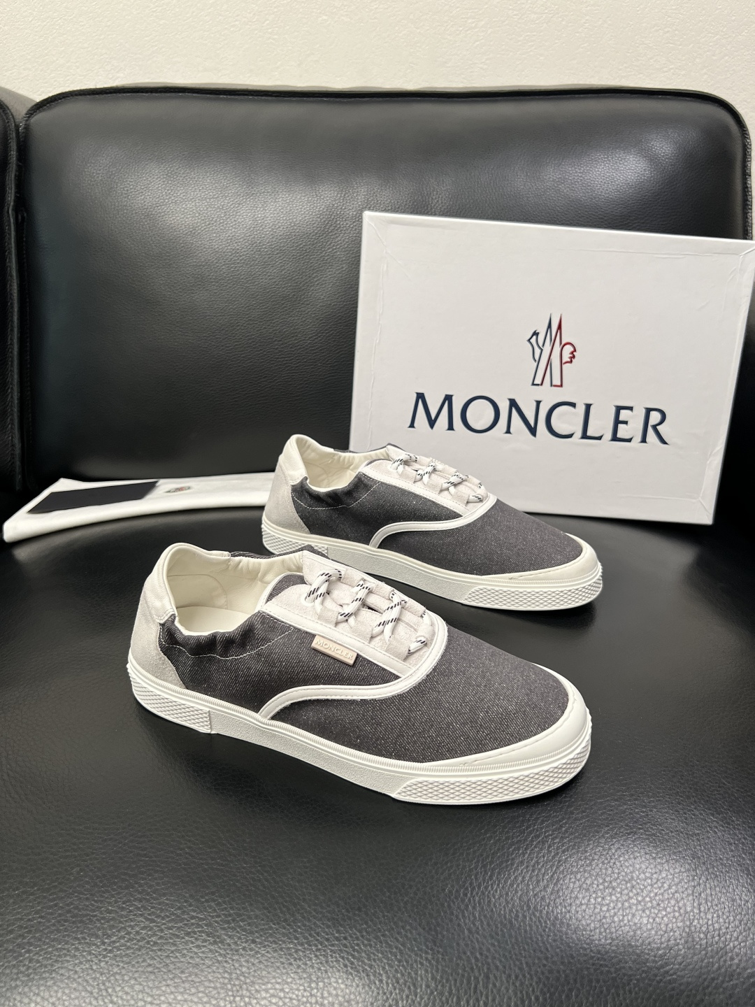 MONCLER  高品质  顶级工艺品   蒙口 新品专柜新款，原厂配置意大利进口牛皮搭配面料，高品质复