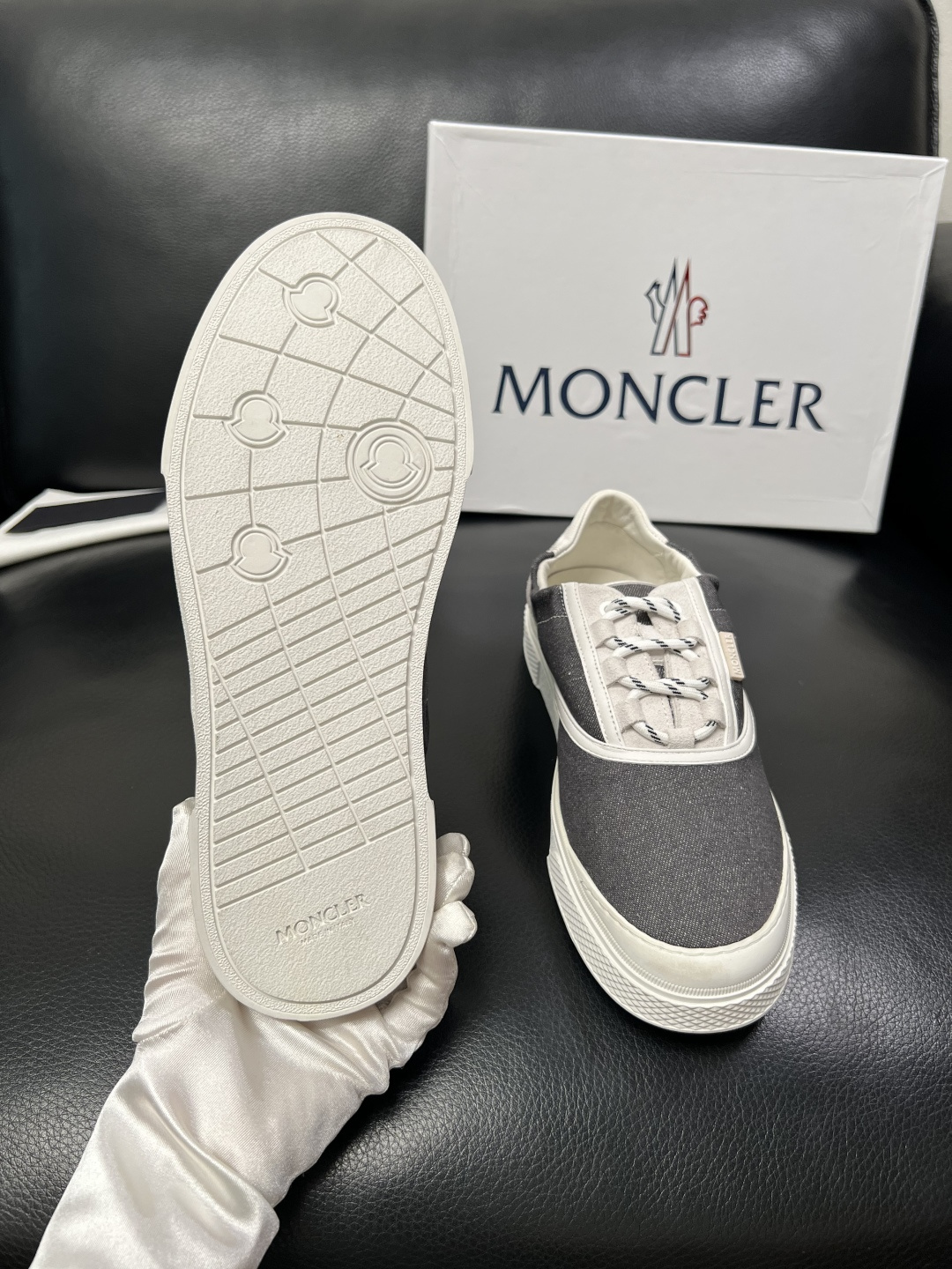 MONCLER  高品质  顶级工艺品   蒙口 新品专柜新款，原厂配置意大利进口牛皮搭配面料，高品质复