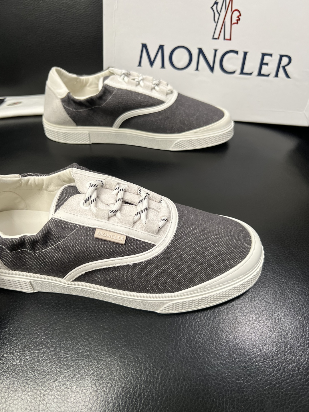 MONCLER  高品质  顶级工艺品   蒙口 新品专柜新款，原厂配置意大利进口牛皮搭配面料，高品质复