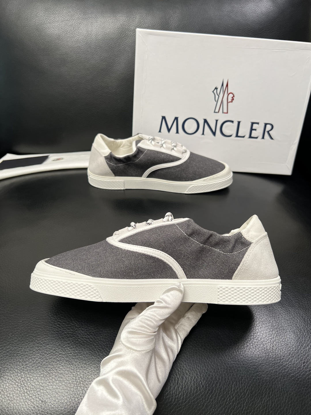 MONCLER  高品质  顶级工艺品   蒙口 新品专柜新款，原厂配置意大利进口牛皮搭配面料，高品质复