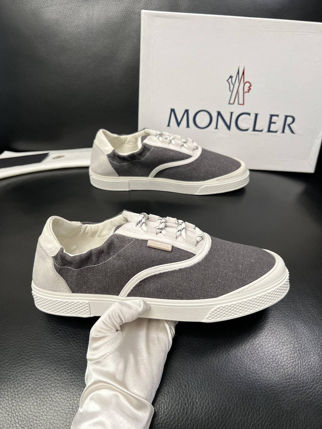 MONCLER  高品质  顶级工艺品   蒙口 新品专柜新款，原厂配置意大利进口牛皮搭配面料，高品质复