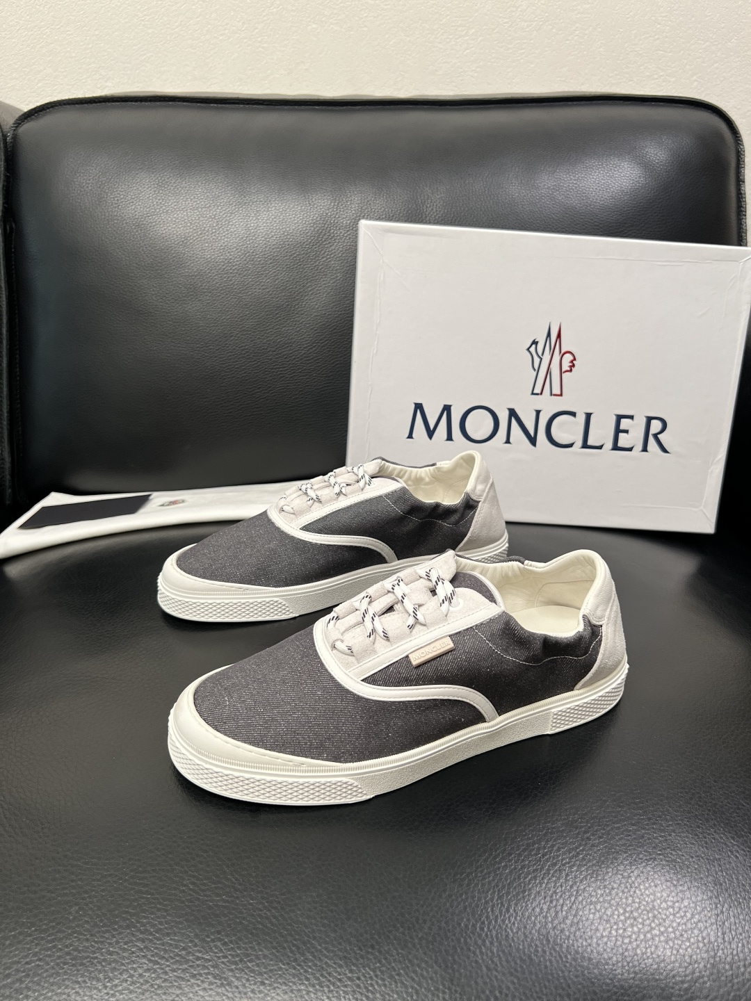 MONCLER  高品质  顶级工艺品   蒙口 新品专柜新款，原厂配置意大利进口牛皮搭配面料，高品质复