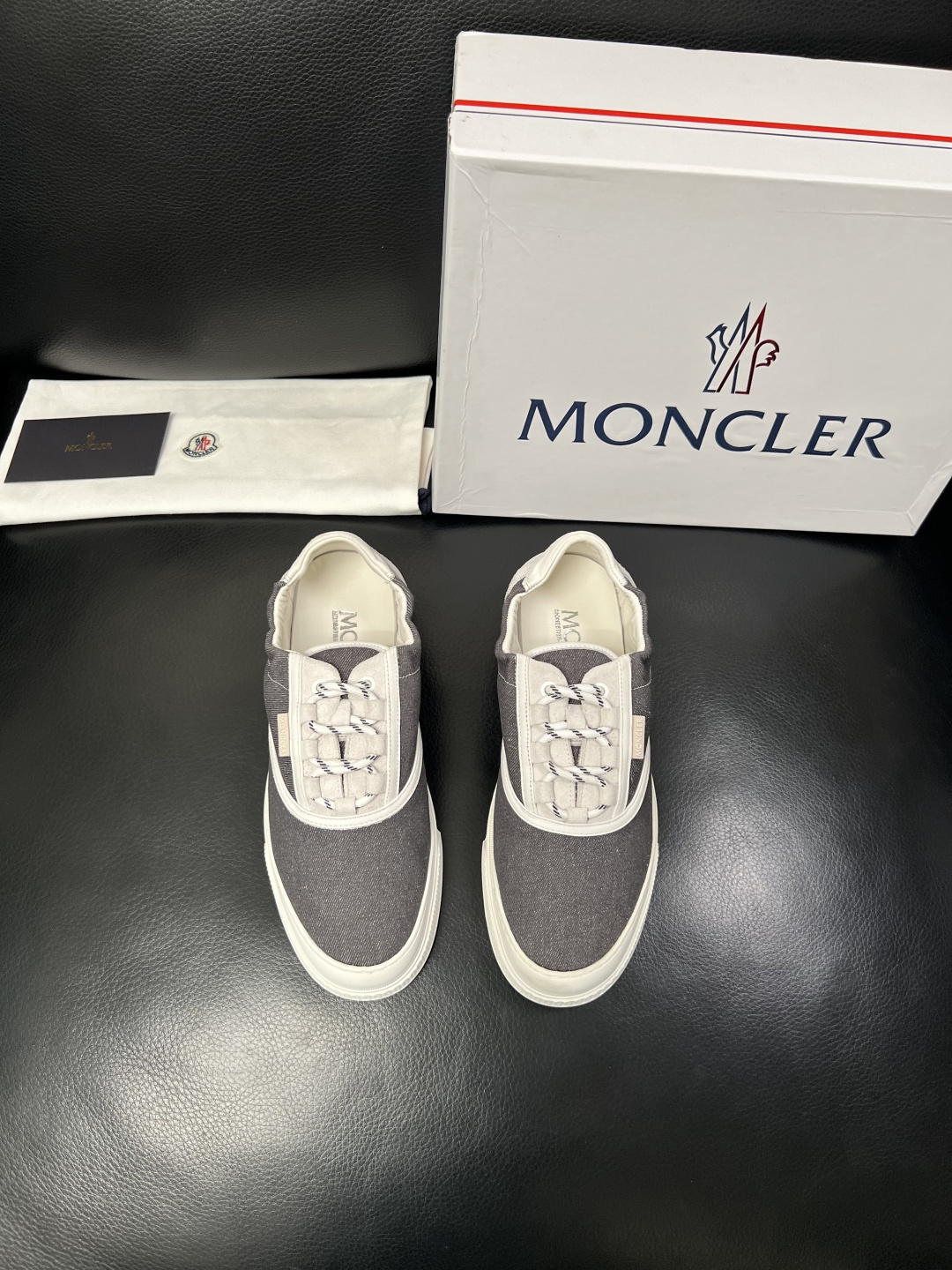 MONCLER  高品质  顶级工艺品   蒙口 新品专柜新款，原厂配置意大利进口牛皮搭配面料，高品质复