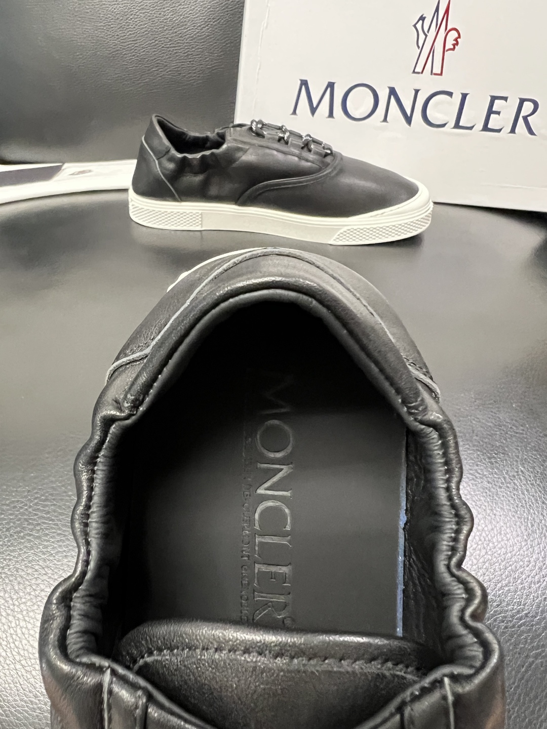 MONCLER  高品质  顶级工艺品   蒙口 新品专柜新款，原厂配置意大利进口牛皮搭配面料，高品质复