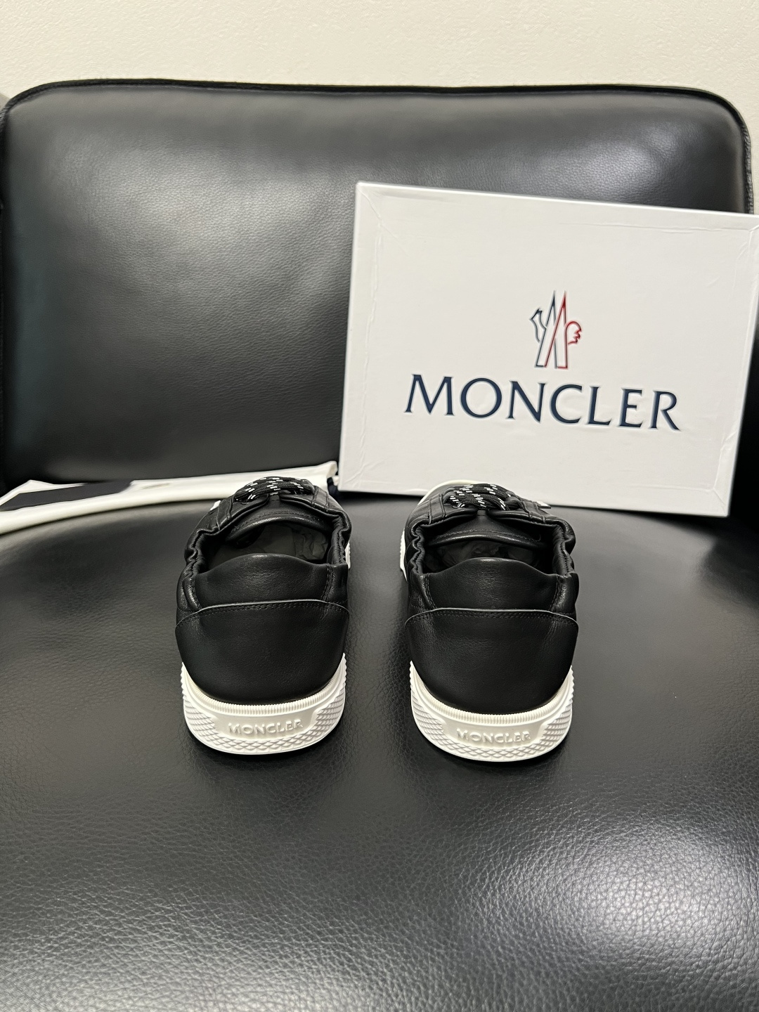 MONCLER  高品质  顶级工艺品   蒙口 新品专柜新款，原厂配置意大利进口牛皮搭配面料，高品质复