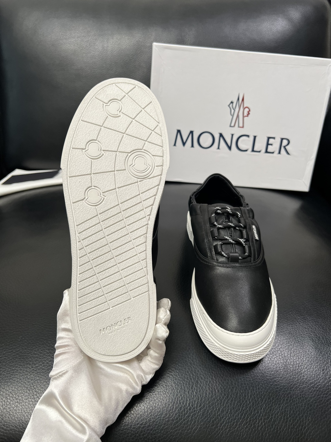 MONCLER  高品质  顶级工艺品   蒙口 新品专柜新款，原厂配置意大利进口牛皮搭配面料，高品质复