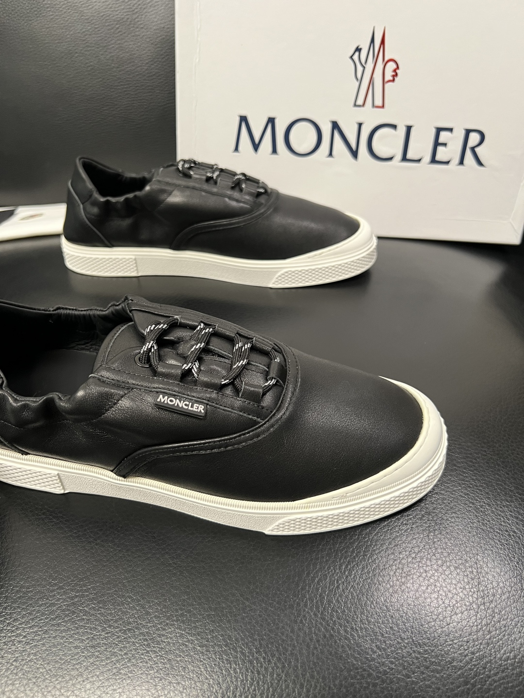 MONCLER  高品质  顶级工艺品   蒙口 新品专柜新款，原厂配置意大利进口牛皮搭配面料，高品质复