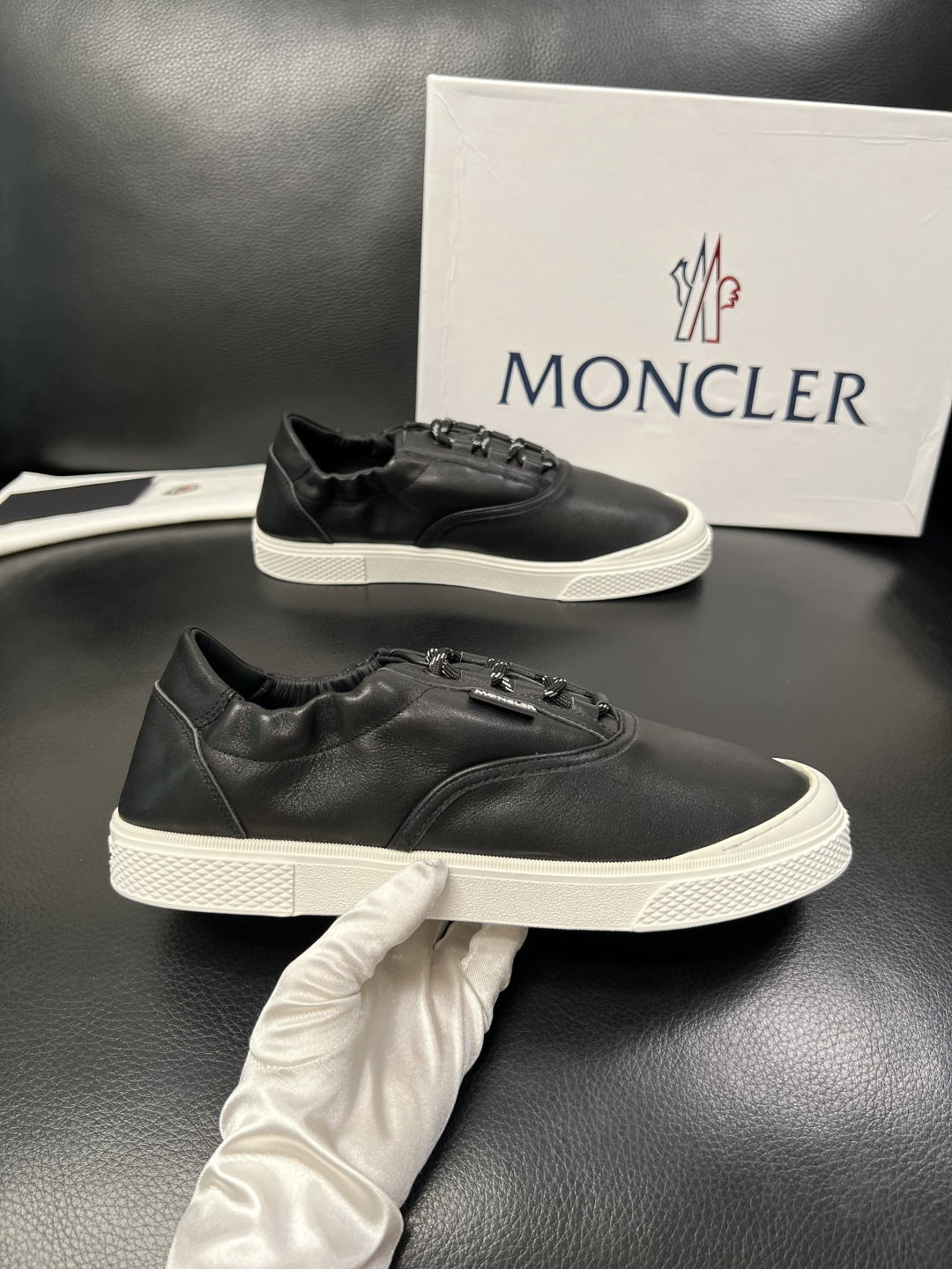 MONCLER  高品质  顶级工艺品   蒙口 新品专柜新款，原厂配置意大利进口牛皮搭配面料，高品质复