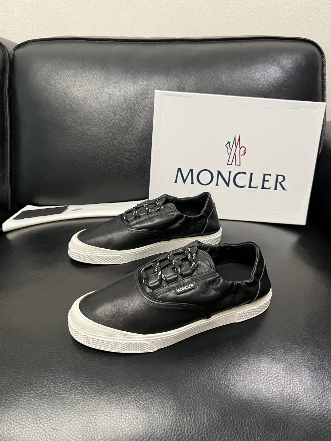MONCLER  高品质  顶级工艺品   蒙口 新品专柜新款，原厂配置意大利进口牛皮搭配面料，高品质复