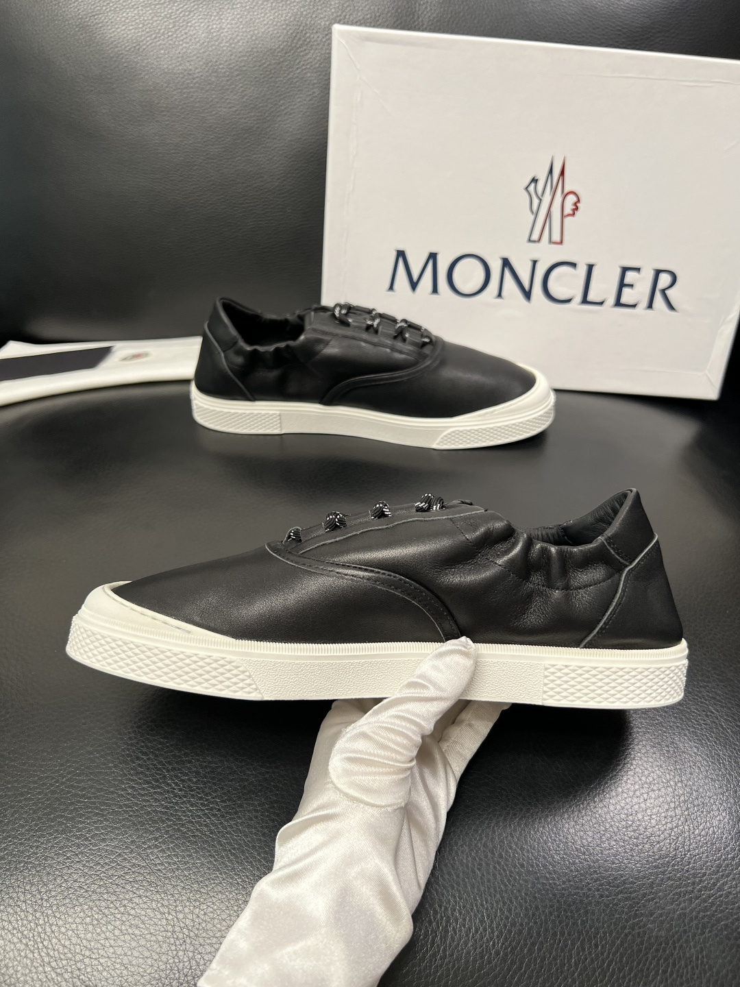 MONCLER  高品质  顶级工艺品   蒙口 新品专柜新款，原厂配置意大利进口牛皮搭配面料，高品质复