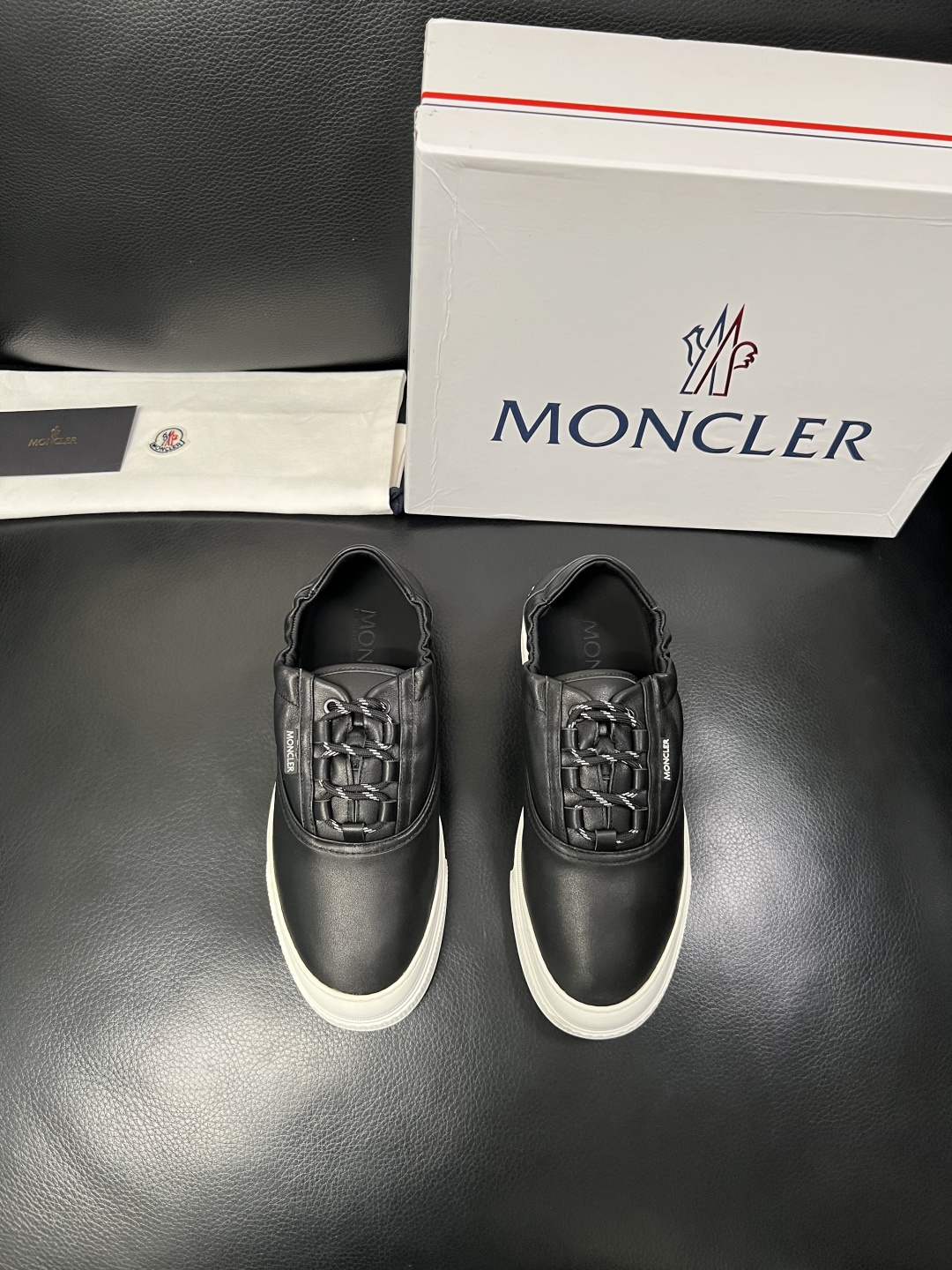MONCLER  高品质  顶级工艺品   蒙口 新品专柜新款，原厂配置意大利进口牛皮搭配面料，高品质复