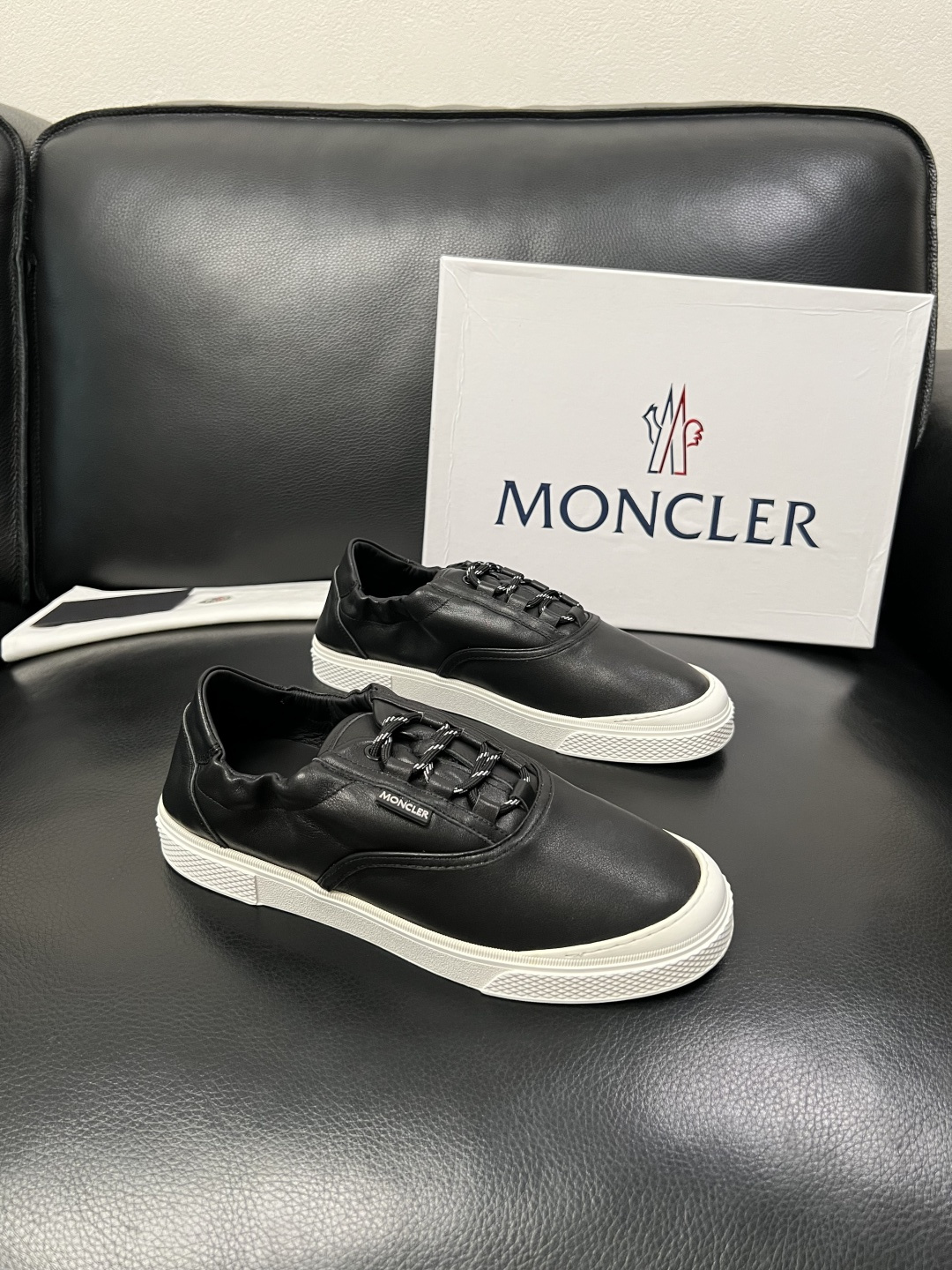 MONCLER  高品质  顶级工艺品   蒙口 新品专柜新款，原厂配置意大利进口牛皮搭配面料，高品质复