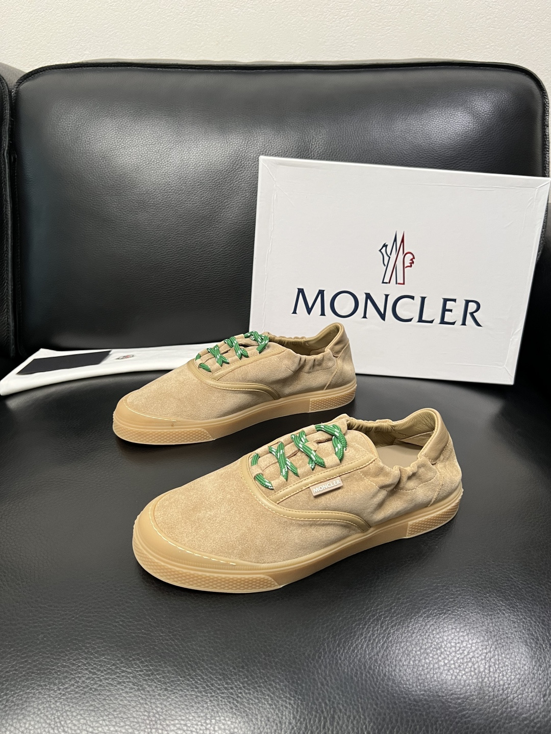 MONCLER  高品质  顶级工艺品   蒙口 新品专柜新款，原厂配置意大利进口牛皮搭配面料，高品质复