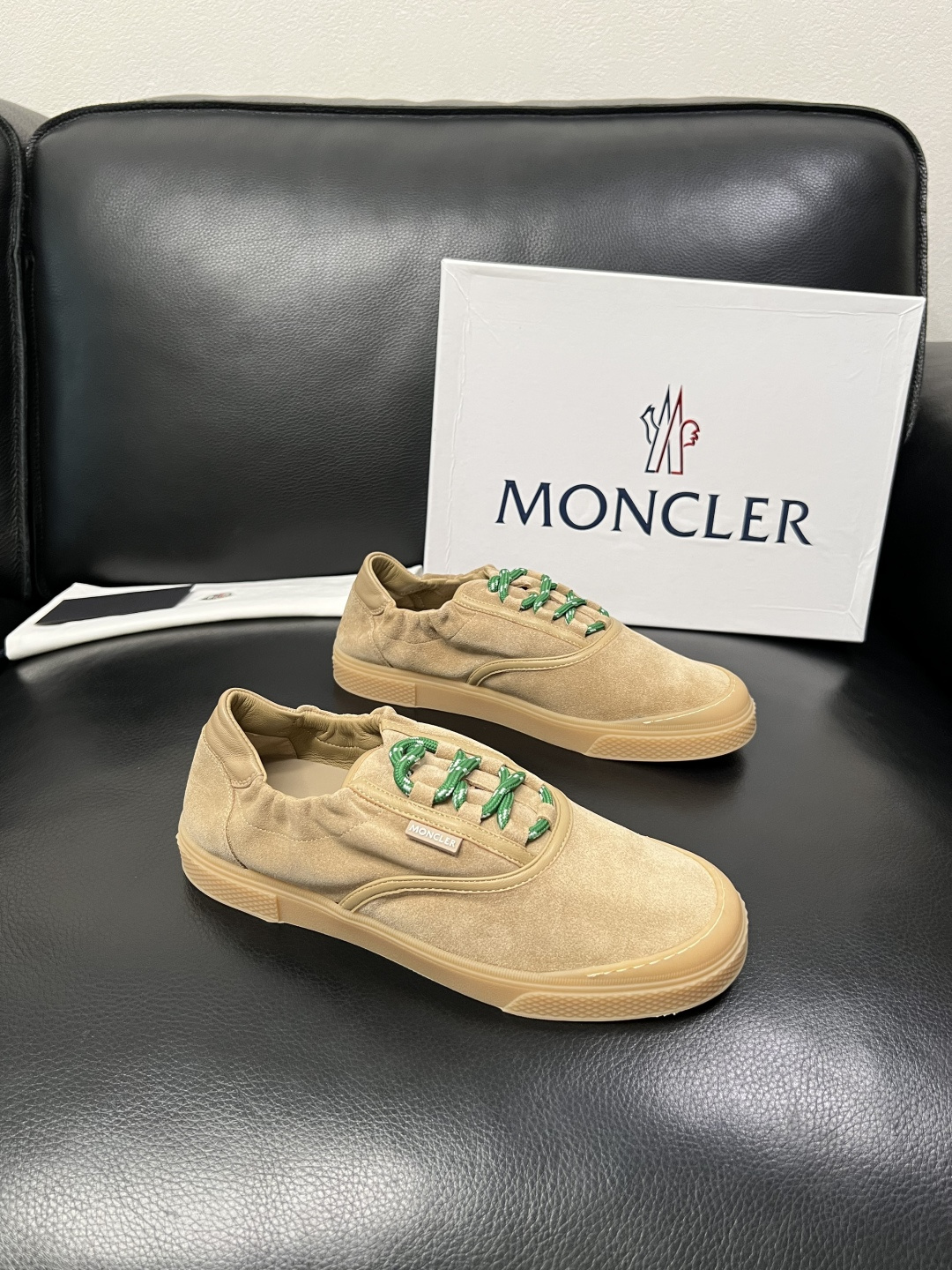 MONCLER  高品质  顶级工艺品   蒙口 新品专柜新款，原厂配置意大利进口牛皮搭配面料，高品质复