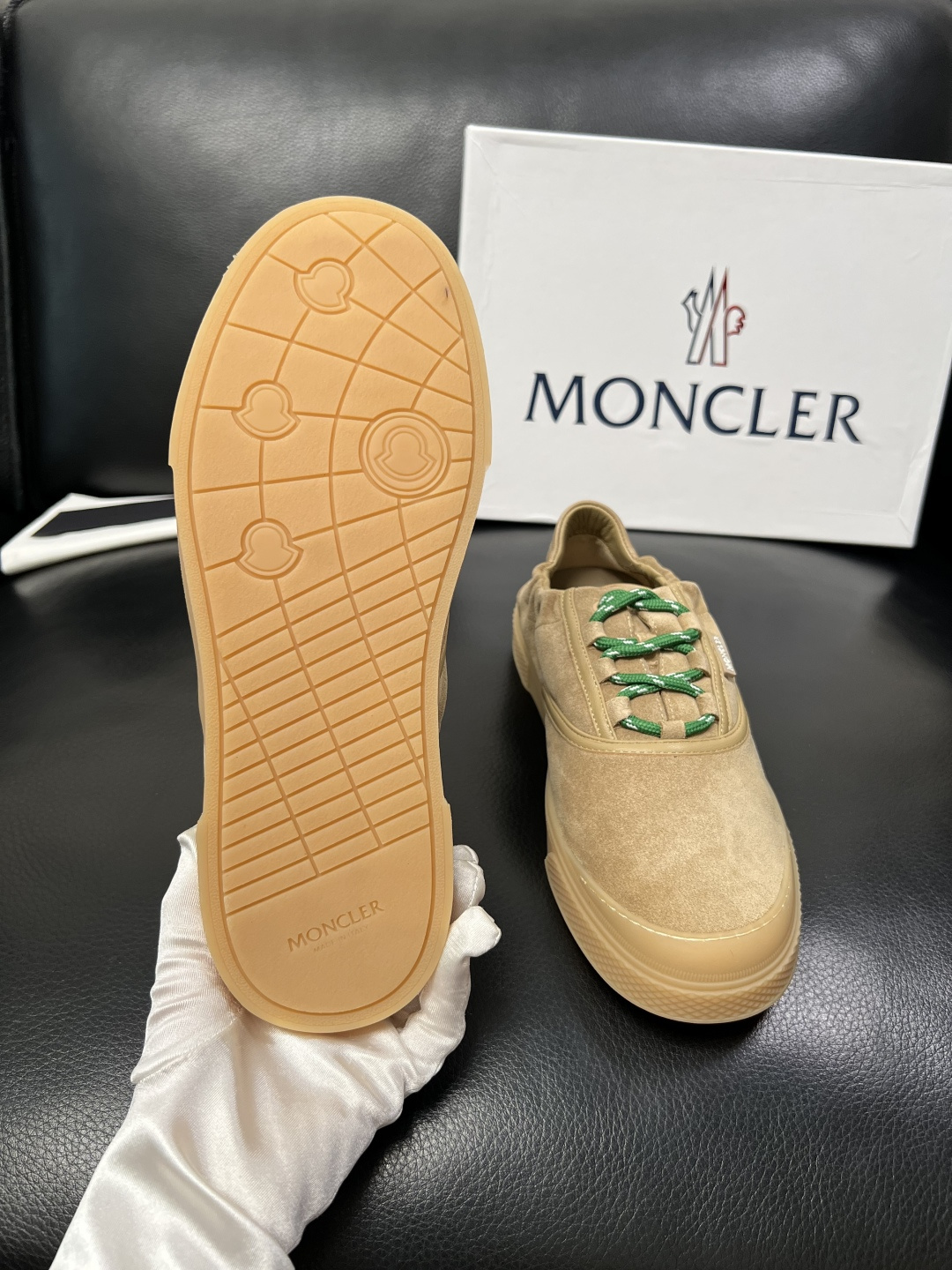 MONCLER  高品质  顶级工艺品   蒙口 新品专柜新款，原厂配置意大利进口牛皮搭配面料，高品质复