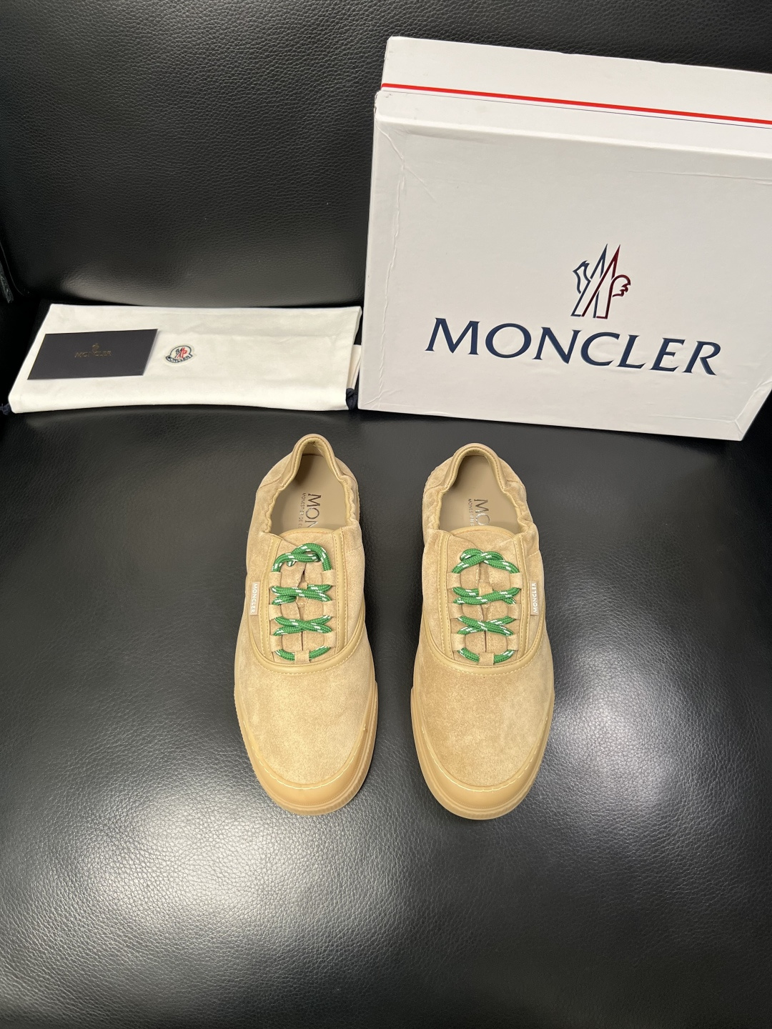 MONCLER  高品质  顶级工艺品   蒙口 新品专柜新款，原厂配置意大利进口牛皮搭配面料，高品质复