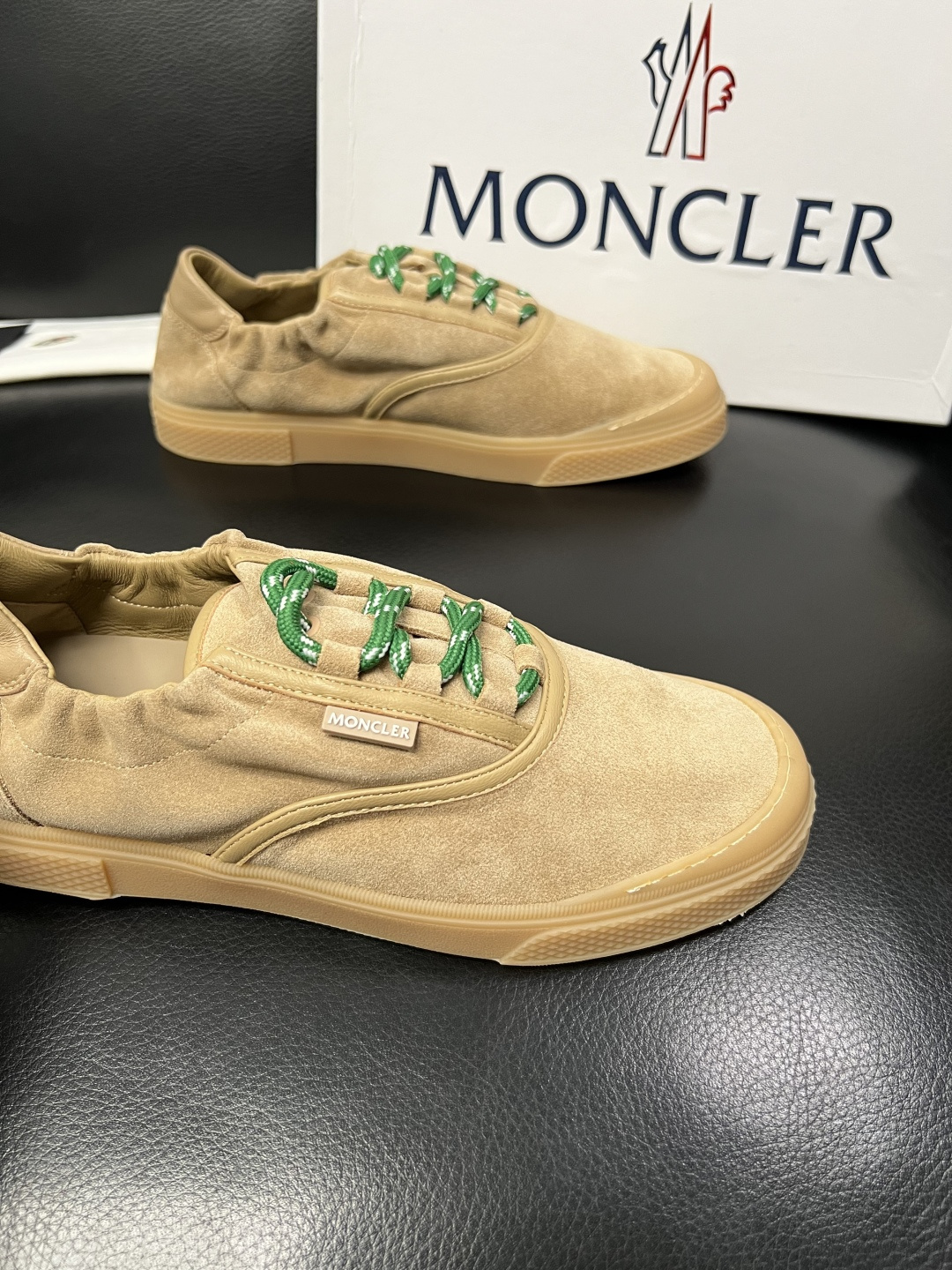 MONCLER  高品质  顶级工艺品   蒙口 新品专柜新款，原厂配置意大利进口牛皮搭配面料，高品质复