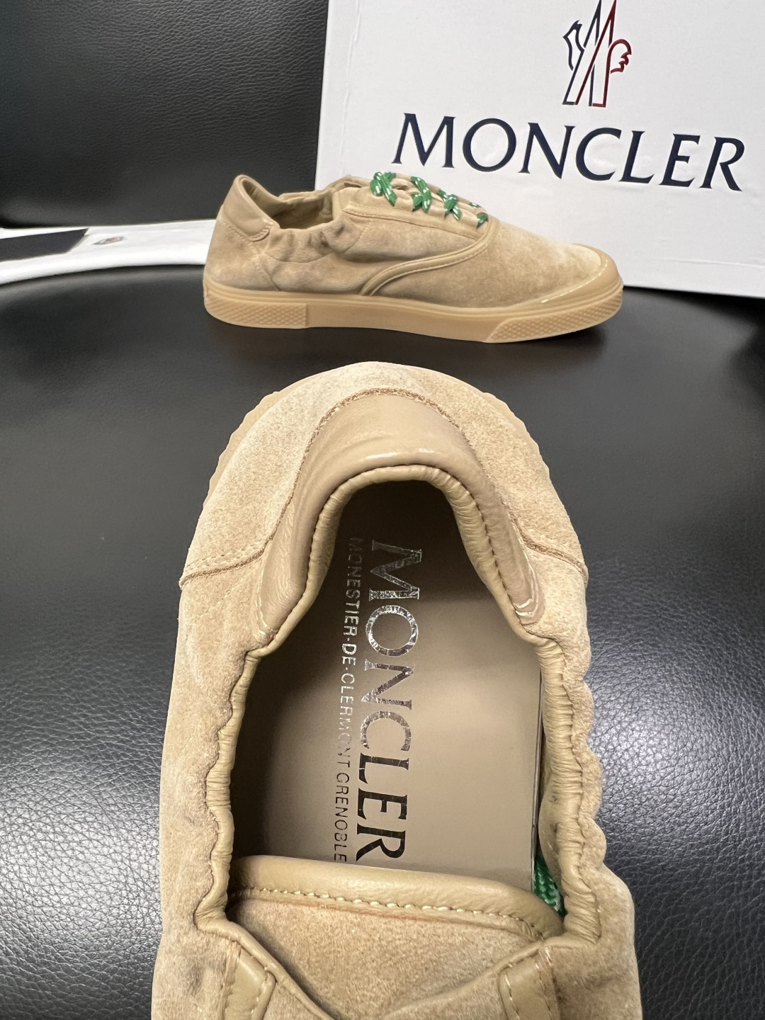 MONCLER  高品质  顶级工艺品   蒙口 新品专柜新款，原厂配置意大利进口牛皮搭配面料，高品质复