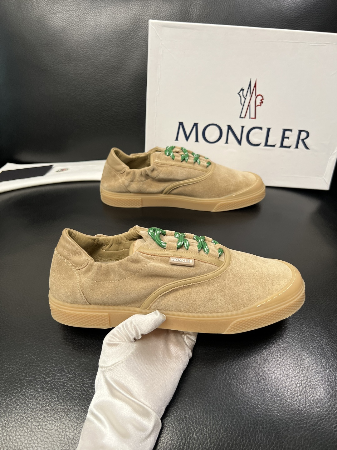 MONCLER  高品质  顶级工艺品   蒙口 新品专柜新款，原厂配置意大利进口牛皮搭配面料，高品质复