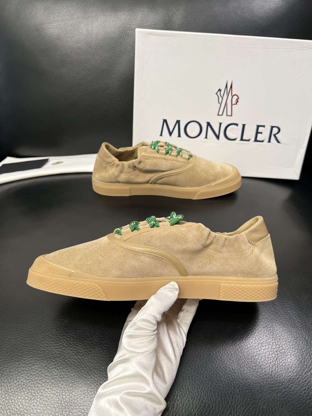 MONCLER  高品质  顶级工艺品   蒙口 新品专柜新款，原厂配置意大利进口牛皮搭配面料，高品质复