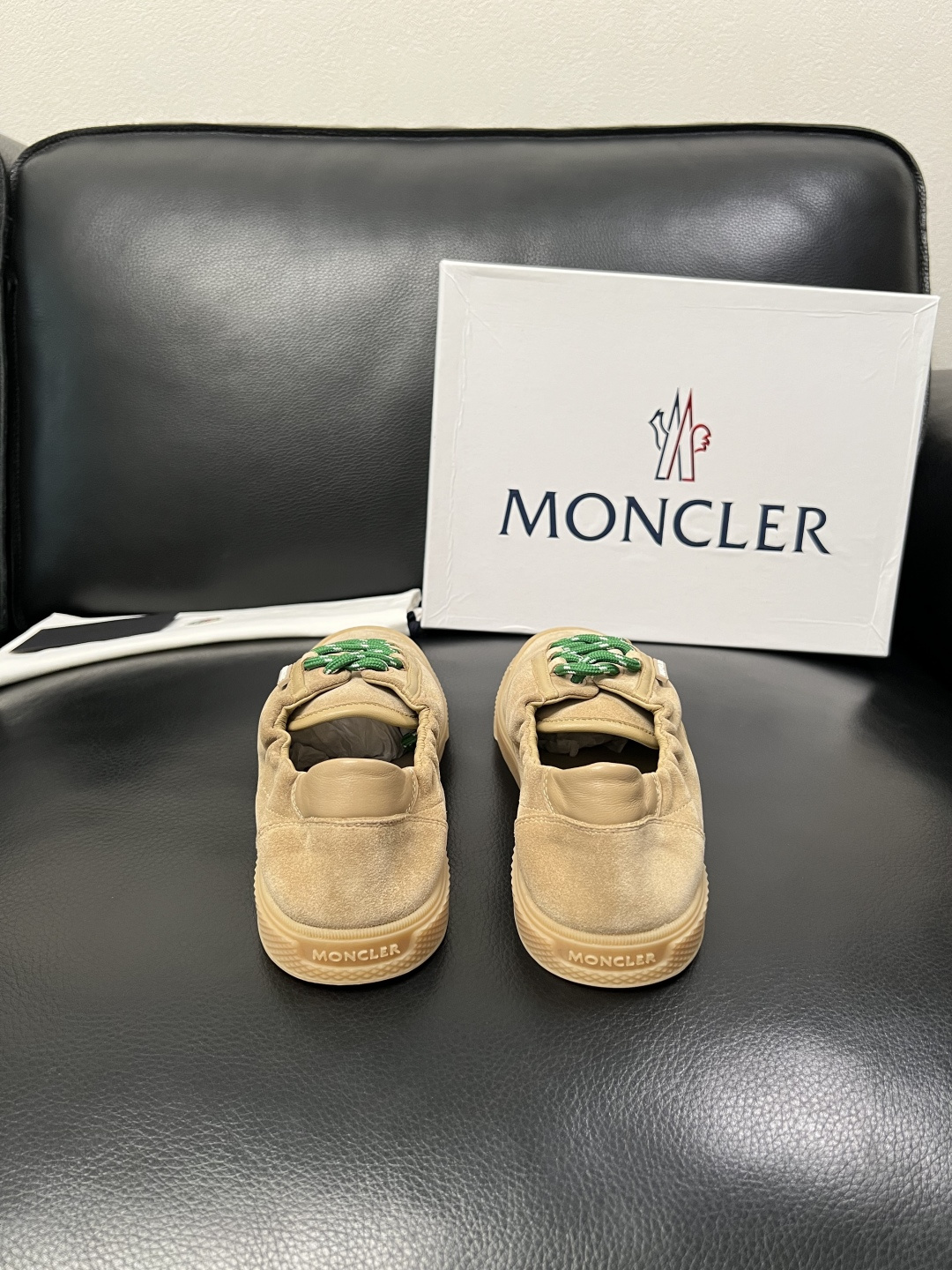 MONCLER  高品质  顶级工艺品   蒙口 新品专柜新款，原厂配置意大利进口牛皮搭配面料，高品质复