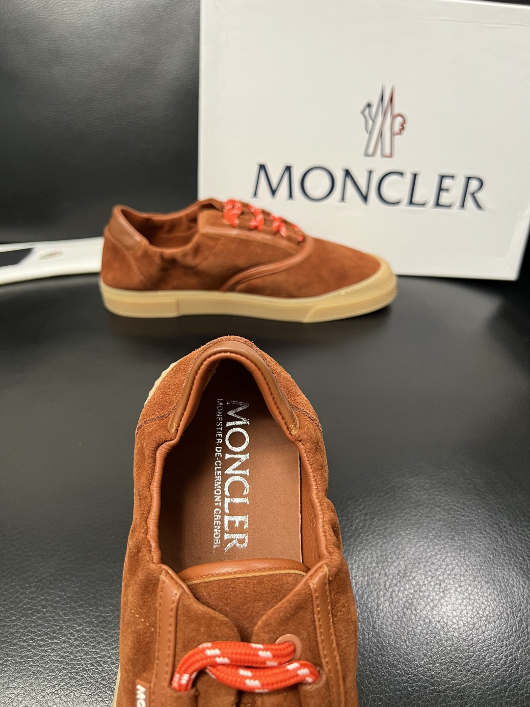 MONCLER  高品质  顶级工艺品   蒙口 新品专柜新款，原厂配置意大利进口牛皮搭配面料，高品质复
