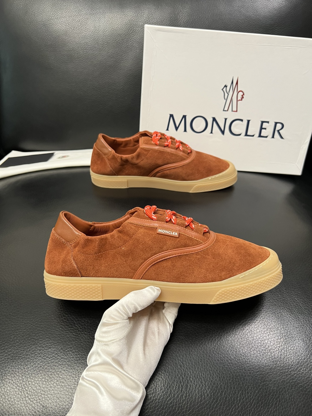 MONCLER  高品质  顶级工艺品   蒙口 新品专柜新款，原厂配置意大利进口牛皮搭配面料，高品质复
