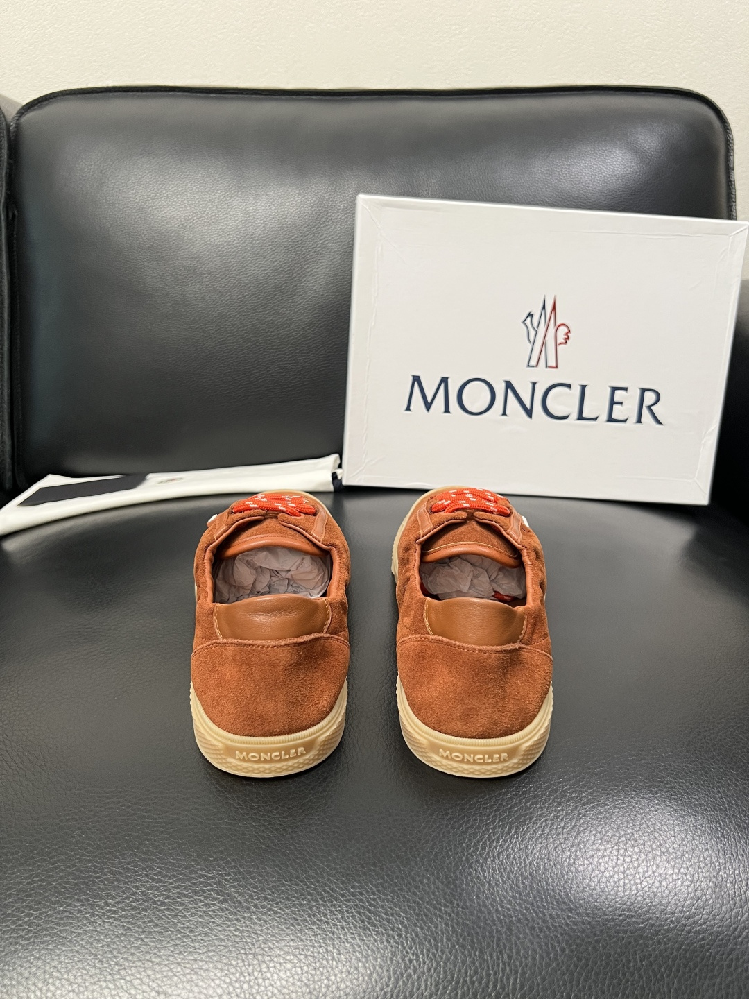 MONCLER  高品质  顶级工艺品   蒙口 新品专柜新款，原厂配置意大利进口牛皮搭配面料，高品质复