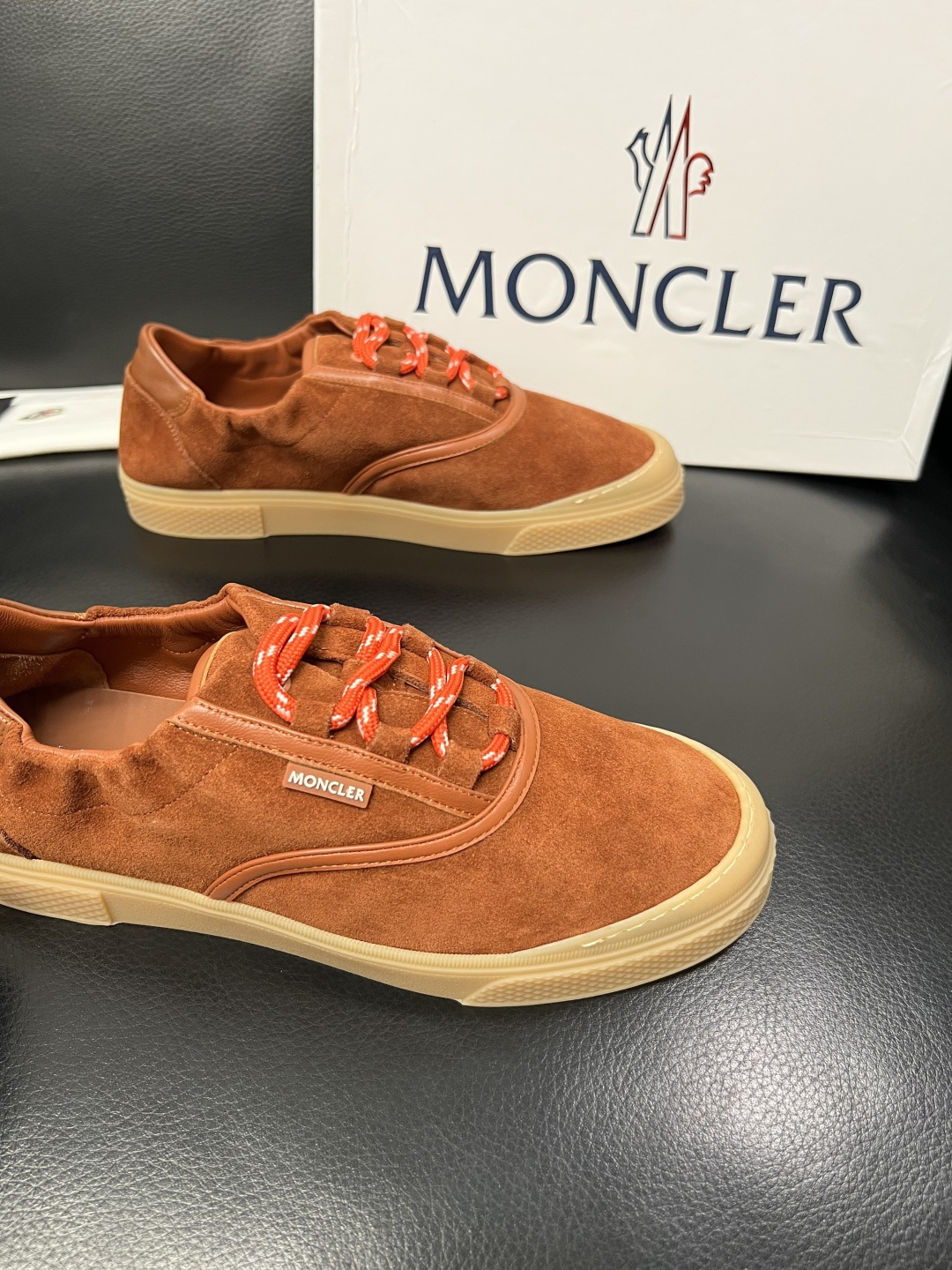 MONCLER  高品质  顶级工艺品   蒙口 新品专柜新款，原厂配置意大利进口牛皮搭配面料，高品质复
