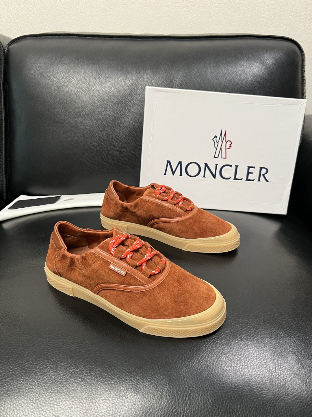 MONCLER  高品质  顶级工艺品   蒙口 新品专柜新款，原厂配置意大利进口牛皮搭配面料，高品质复