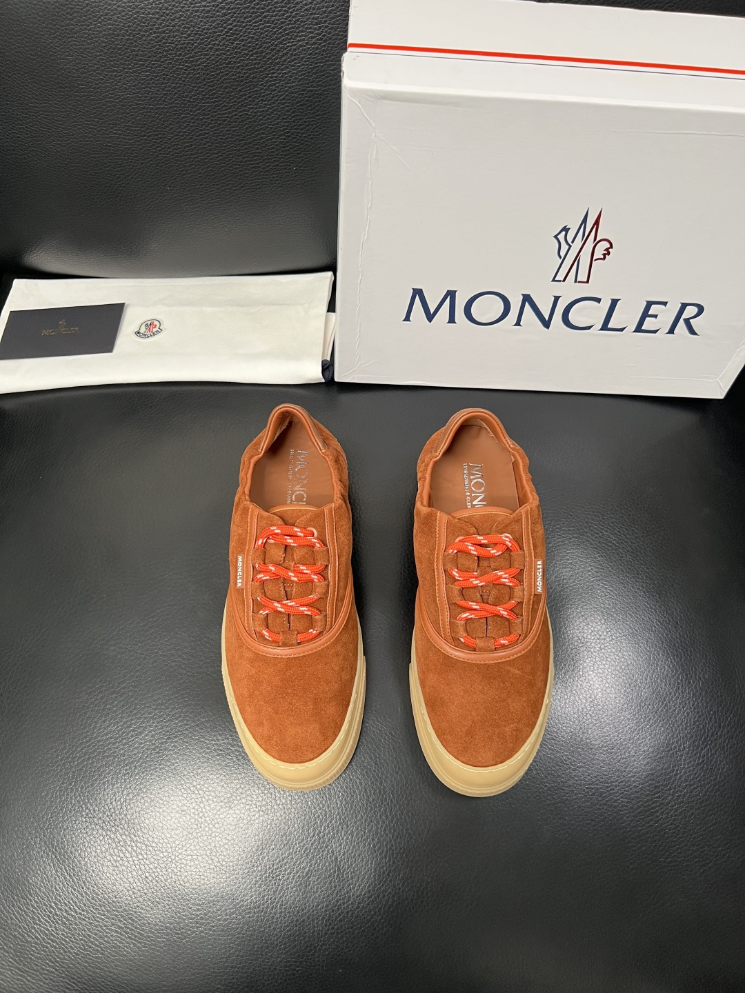 MONCLER  高品质  顶级工艺品   蒙口 新品专柜新款，原厂配置意大利进口牛皮搭配面料，高品质复