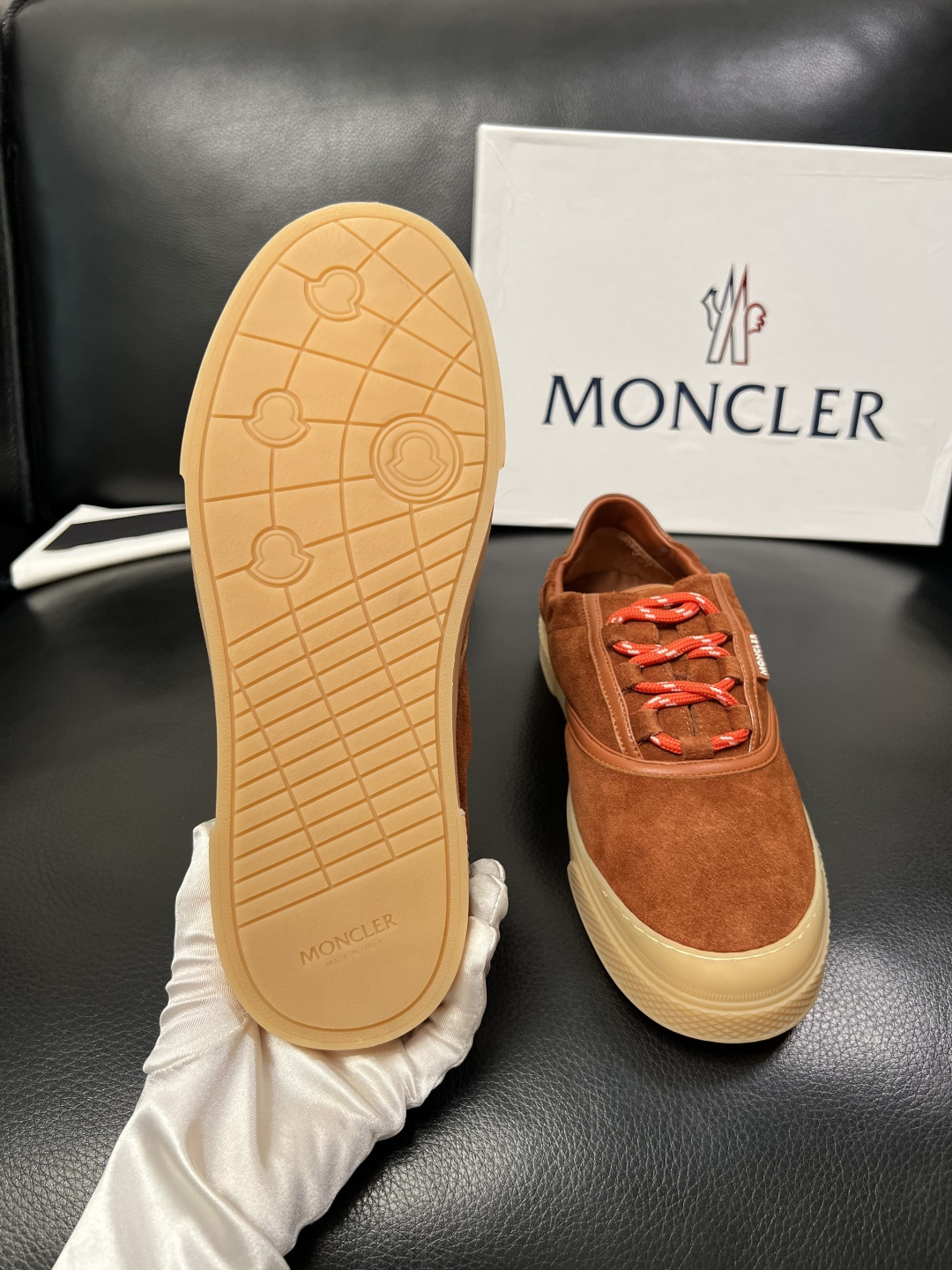 MONCLER  高品质  顶级工艺品   蒙口 新品专柜新款，原厂配置意大利进口牛皮搭配面料，高品质复