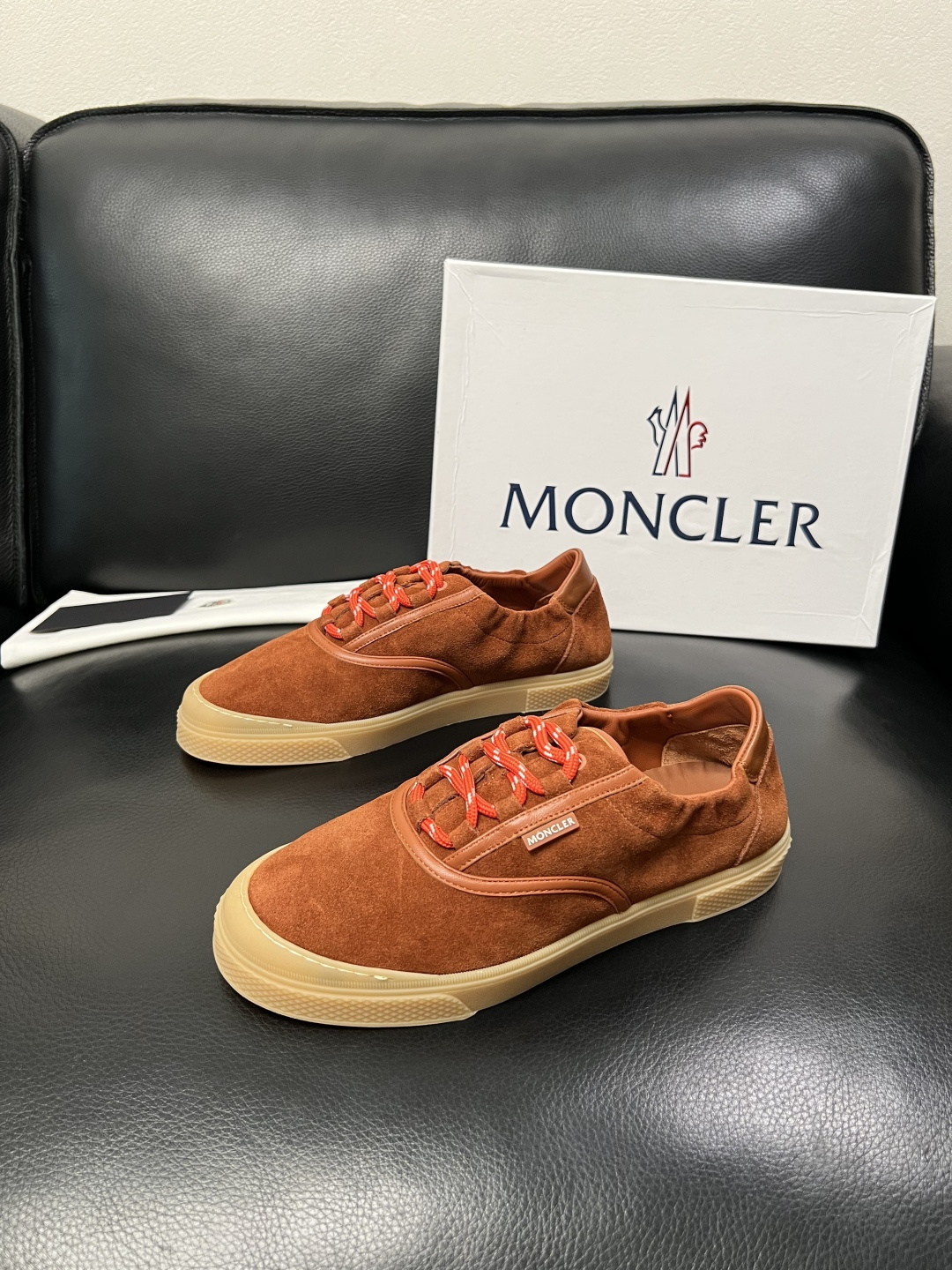 MONCLER  高品质  顶级工艺品   蒙口 新品专柜新款，原厂配置意大利进口牛皮搭配面料，高品质复