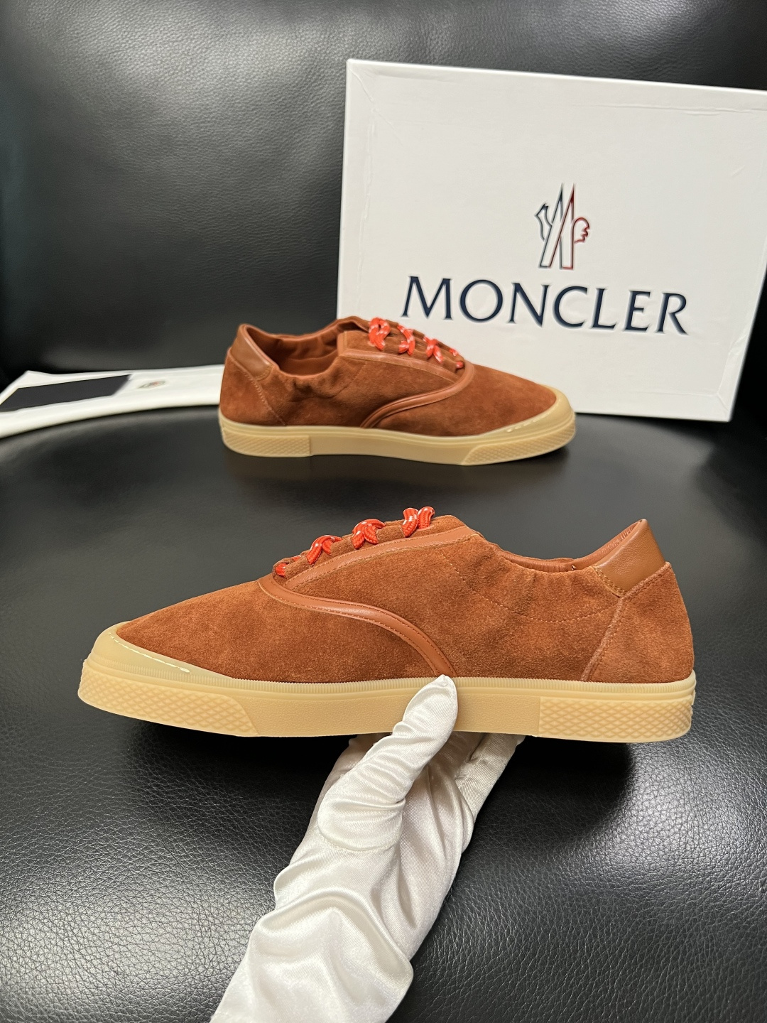 MONCLER  高品质  顶级工艺品   蒙口 新品专柜新款，原厂配置意大利进口牛皮搭配面料，高品质复