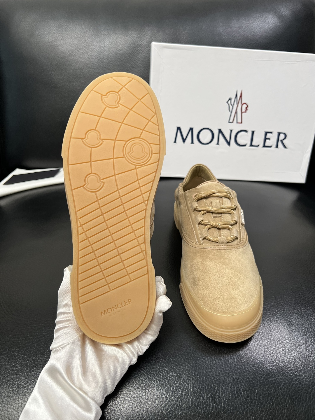 MONCLER  高品质  顶级工艺品   蒙口 新品专柜新款，原厂配置意大利进口牛皮搭配面料，高品质复