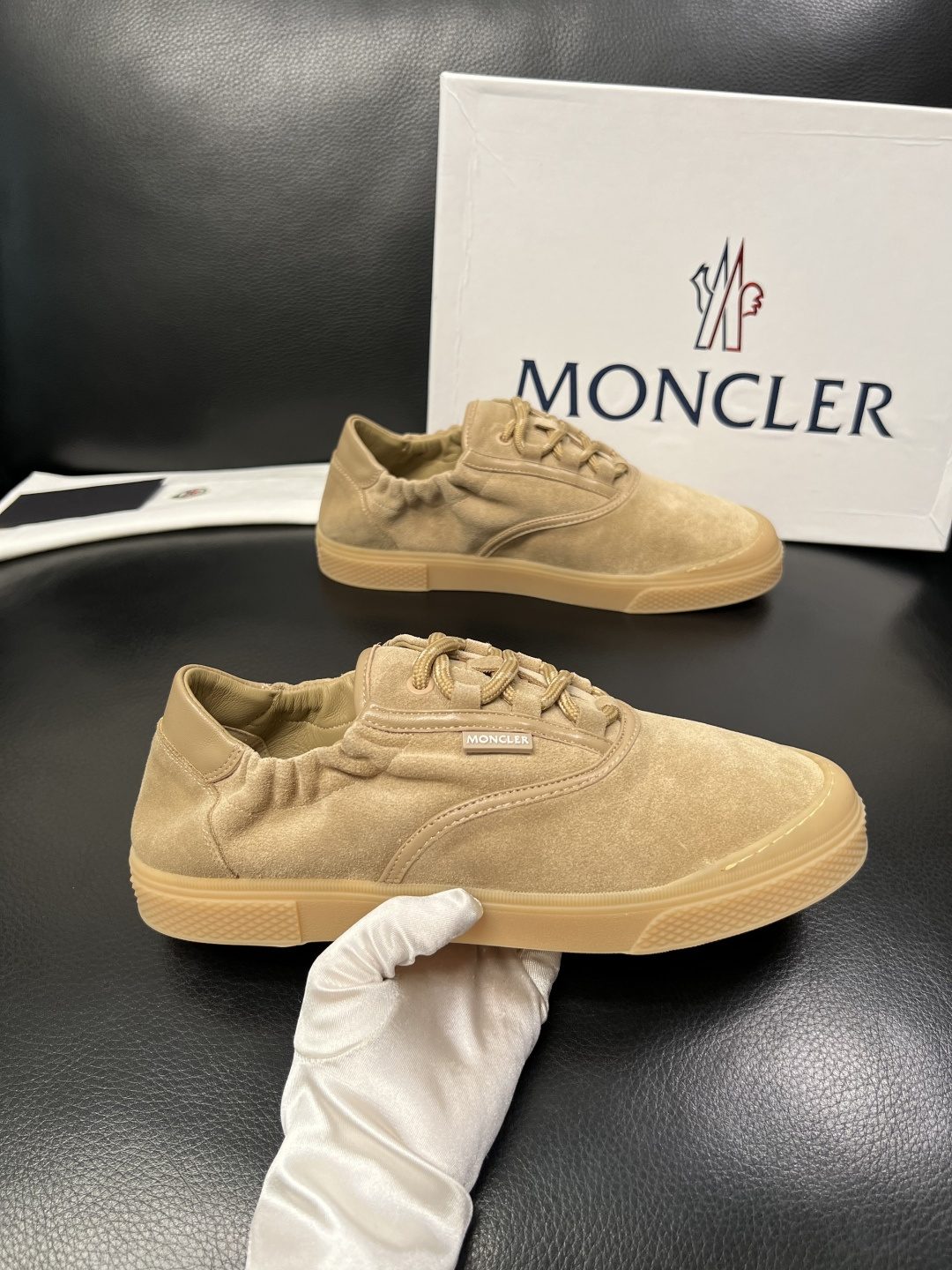 MONCLER  高品质  顶级工艺品   蒙口 新品专柜新款，原厂配置意大利进口牛皮搭配面料，高品质复