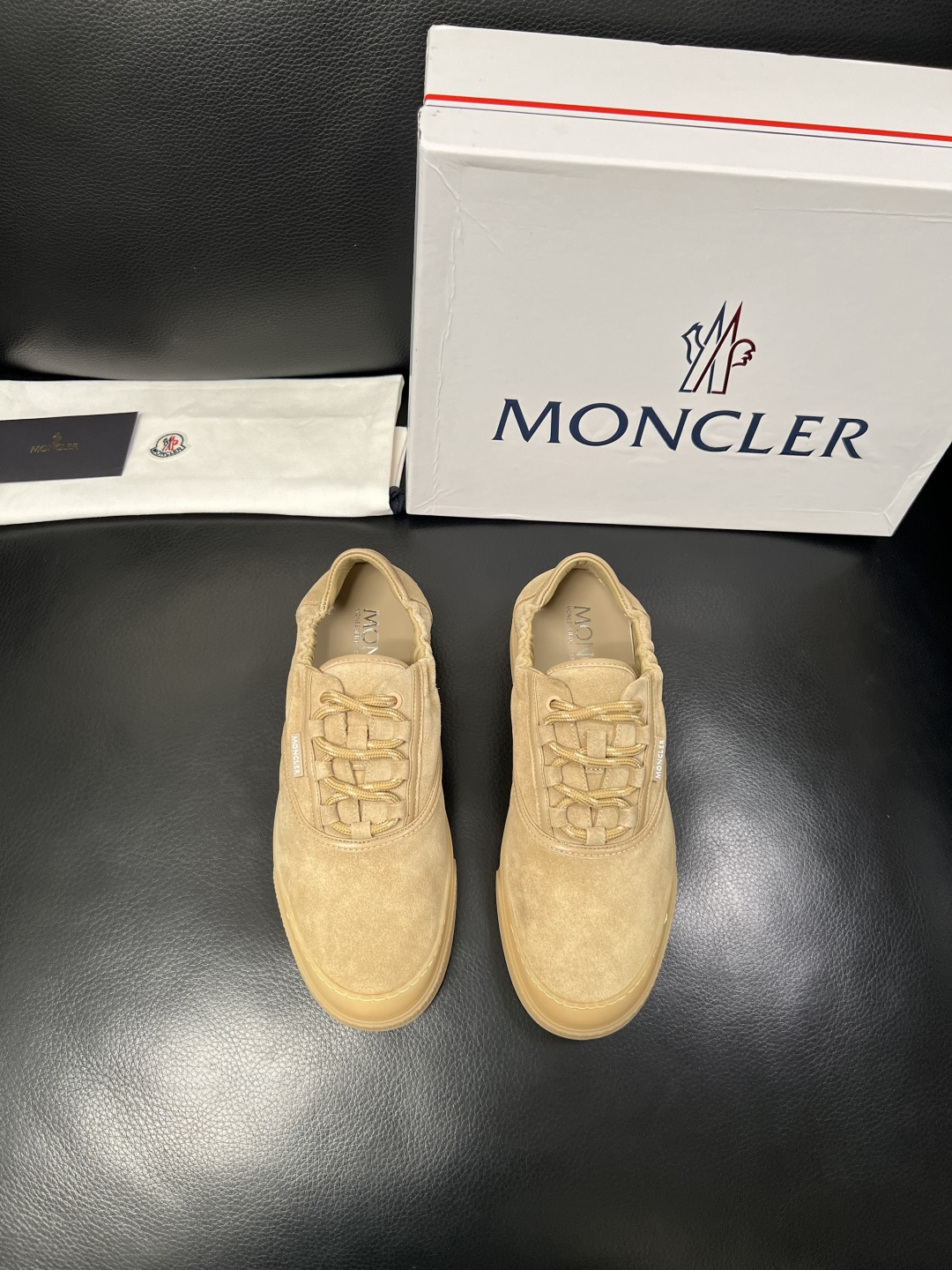 MONCLER  高品质  顶级工艺品   蒙口 新品专柜新款，原厂配置意大利进口牛皮搭配面料，高品质复