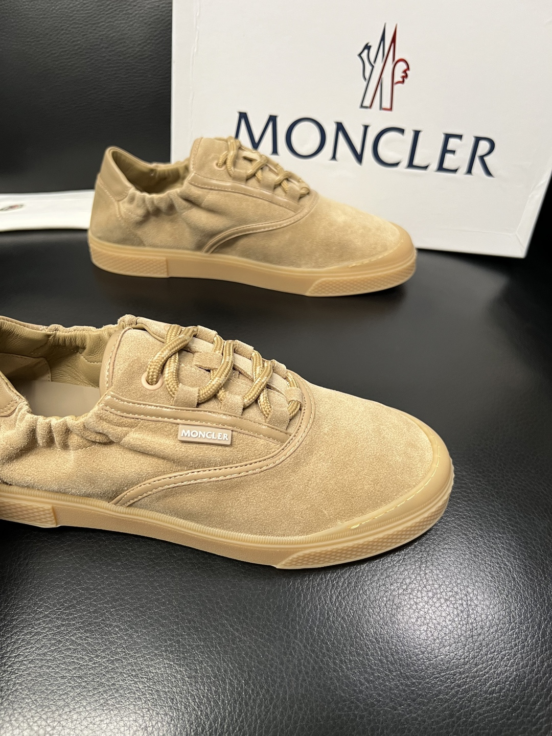 MONCLER  高品质  顶级工艺品   蒙口 新品专柜新款，原厂配置意大利进口牛皮搭配面料，高品质复