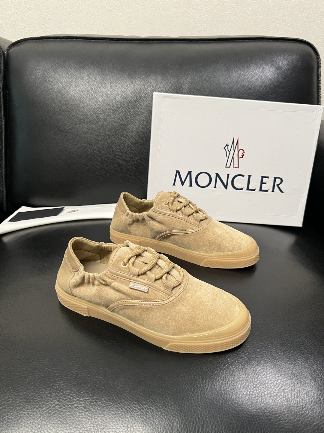 NO:783649,MONCLER high-quality top handicraft mouthpiece, new product counter, original factory configuration with Italian imported cowhide and fabrics, high-quality complex splicing process, imported water-dyed cowhide lining, breathable and comfortable, original soles specially provided by the factory, super comfortable, original factory order code number 39-44 (customized 38 45), Moncler, cowhide19860909MONCLER 高品质 顶级工艺品蒙口 新品专柜新款,原厂配置意大利进口牛皮搭配面料,高品质复杂拼接工艺,进口水染牛皮内里垫透气舒适 鞋底原厂特供原版底超级舒适,原厂跟单货 码数 39-44（订做 38 45）,,Moncler,cowhide,Men's shoes