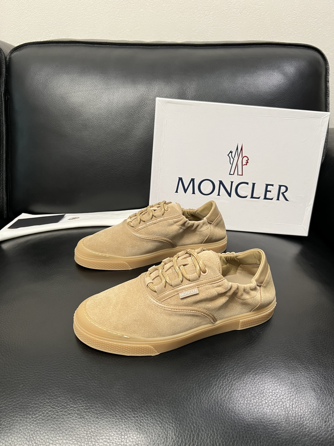 MONCLER  高品质  顶级工艺品   蒙口 新品专柜新款，原厂配置意大利进口牛皮搭配面料，高品质复