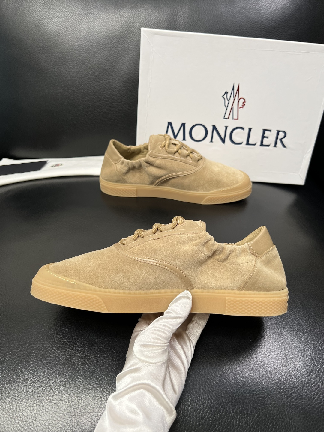 MONCLER  高品质  顶级工艺品   蒙口 新品专柜新款，原厂配置意大利进口牛皮搭配面料，高品质复