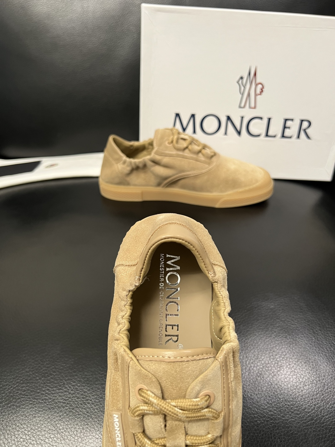 MONCLER  高品质  顶级工艺品   蒙口 新品专柜新款，原厂配置意大利进口牛皮搭配面料，高品质复