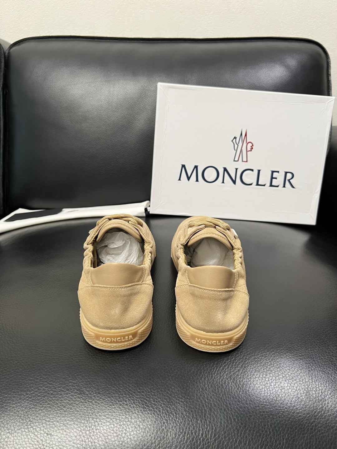 MONCLER  高品质  顶级工艺品   蒙口 新品专柜新款，原厂配置意大利进口牛皮搭配面料，高品质复