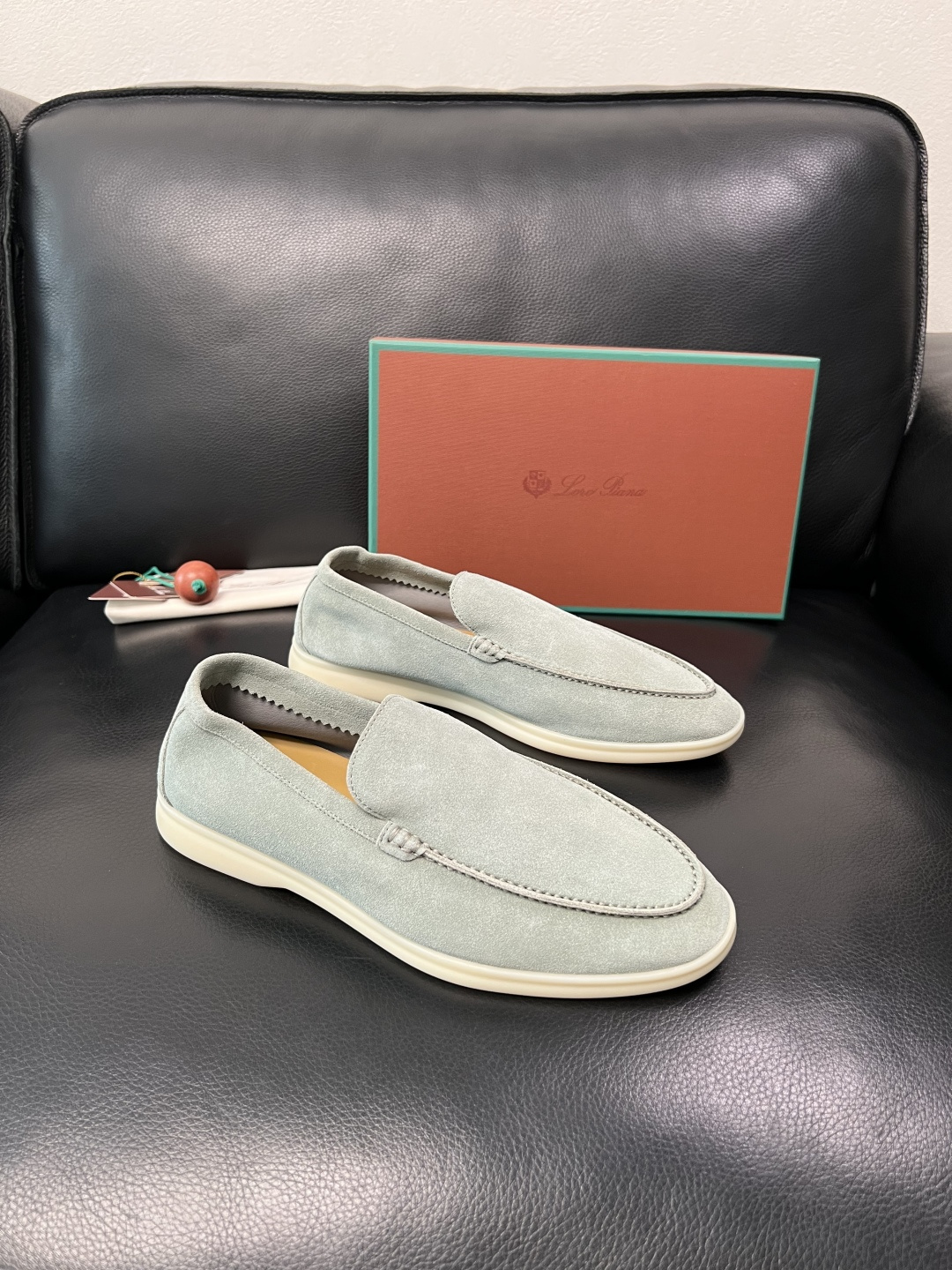 NO:783768,Loro piana high quality full set of packaging aircraft box top crafts Loro Piana new product counter synchronized with original configuration, uppers imported from Italy cowhide fabric, water-dyed cowhide lining comfortable, high-quality splicing technology, original soles specially provided by the original factory, exclusive movable molded soles super comfortable, original factory and single goods, welcome to compare, code number 39-44 (order 38 45 46), loro piana, cowhide19860909Loro piana 高品质 全套包装飞机盒 顶级工艺品 诺悠翩雅 新品专柜同步原厂配置,鞋面意大利进口牛皮面料,水染牛皮里舒适,高品质拼接工艺,鞋底原厂特供原版底,独家活动成型底超级舒适,原厂跟单货,欢迎对比,码数 39-44（ 订 38 45 46）,,loro piana,cowhide,Men's shoes