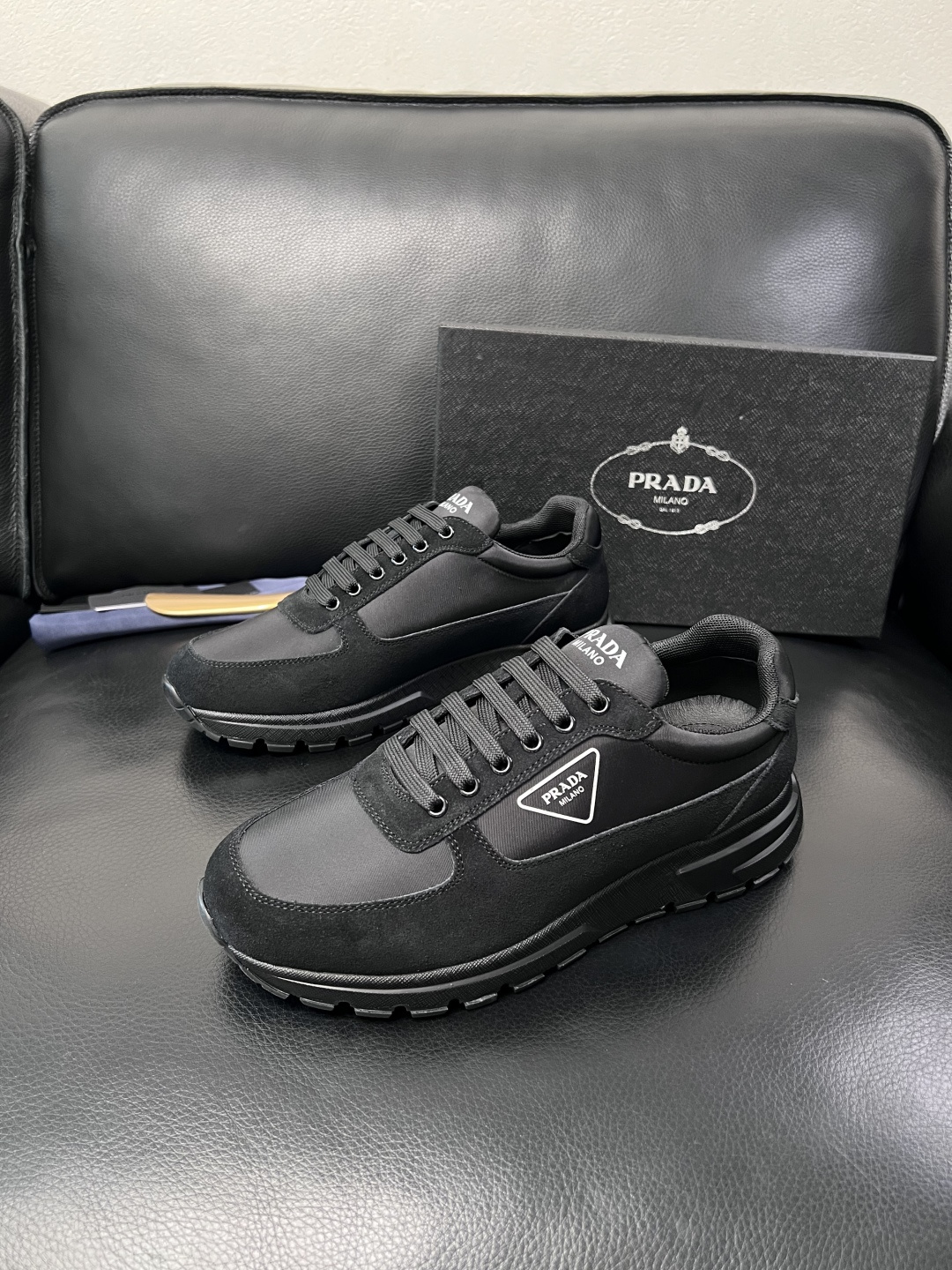 PRADA  高品质  顶级工艺品 普拉达 专柜同步 原厂配置，意大利进口原版牛皮面料，透气舒适进口水染