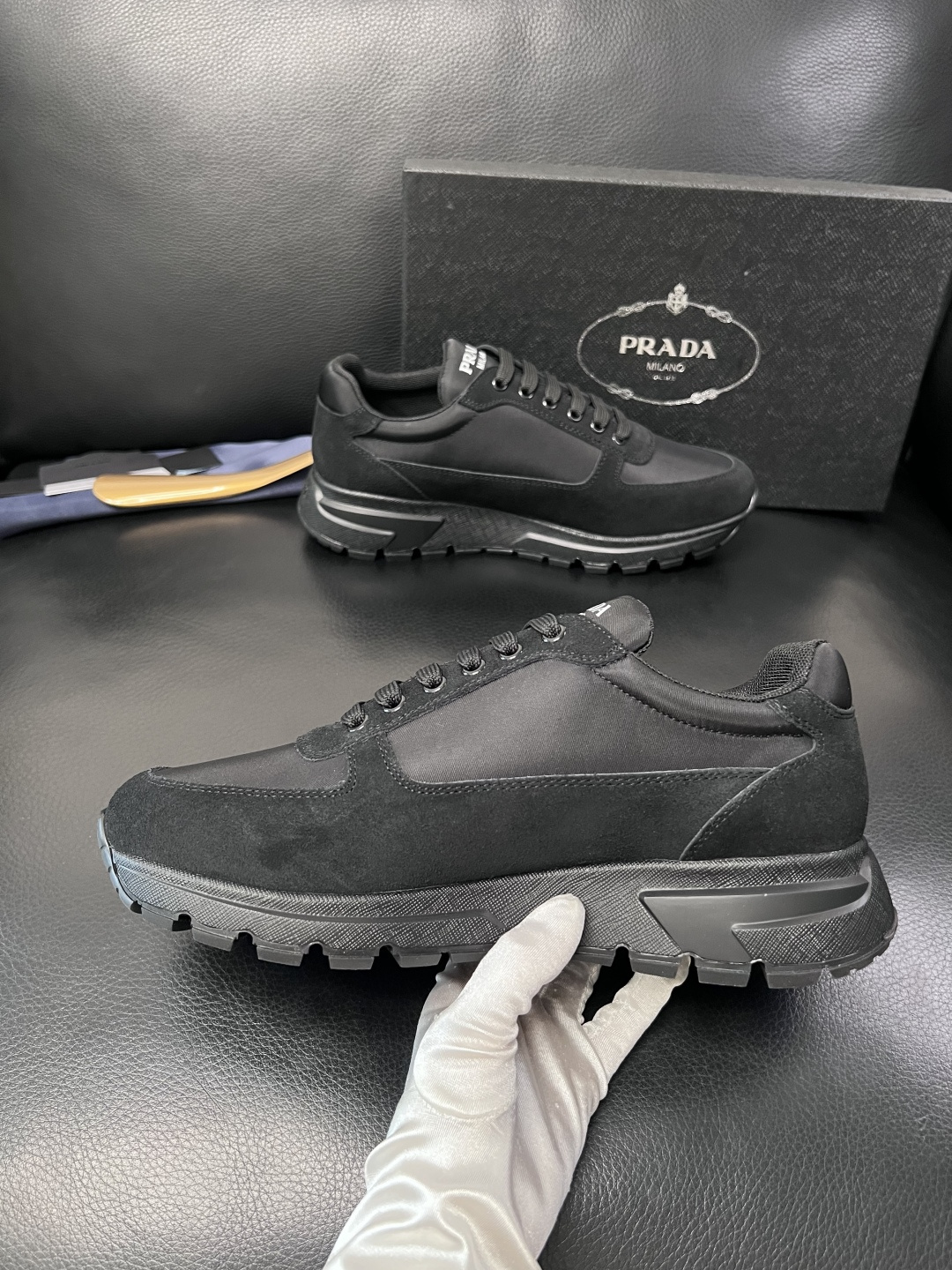 PRADA  高品质  顶级工艺品 普拉达 专柜同步 原厂配置，意大利进口原版牛皮面料，透气舒适进口水染