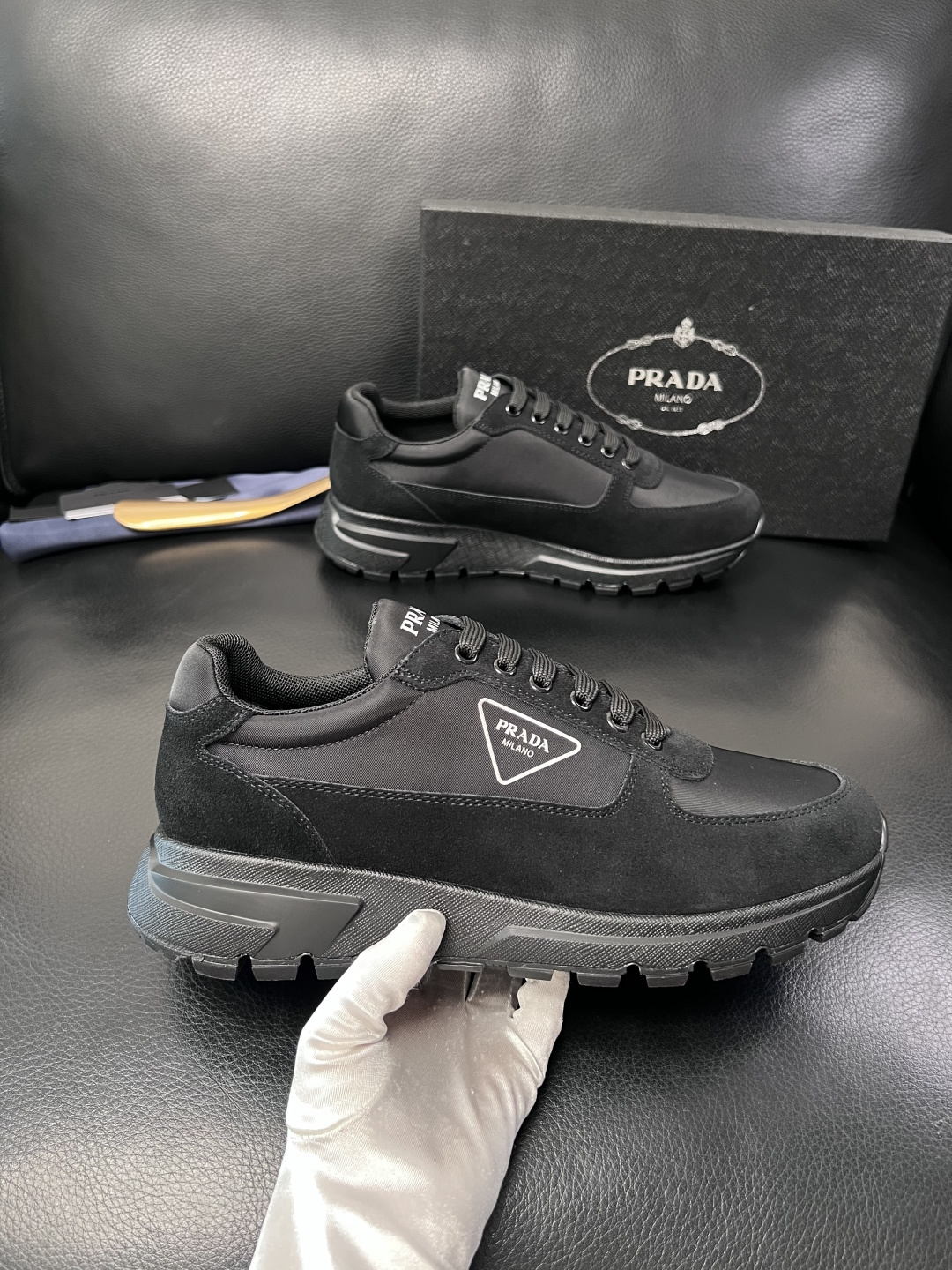 PRADA  高品质  顶级工艺品 普拉达 专柜同步 原厂配置，意大利进口原版牛皮面料，透气舒适进口水染